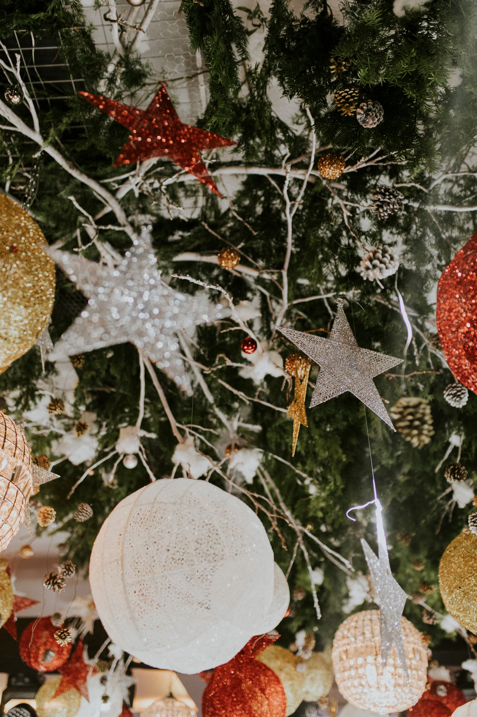 A Christmas Wedding: kış temalı masa ve dekor detayı, kare 4