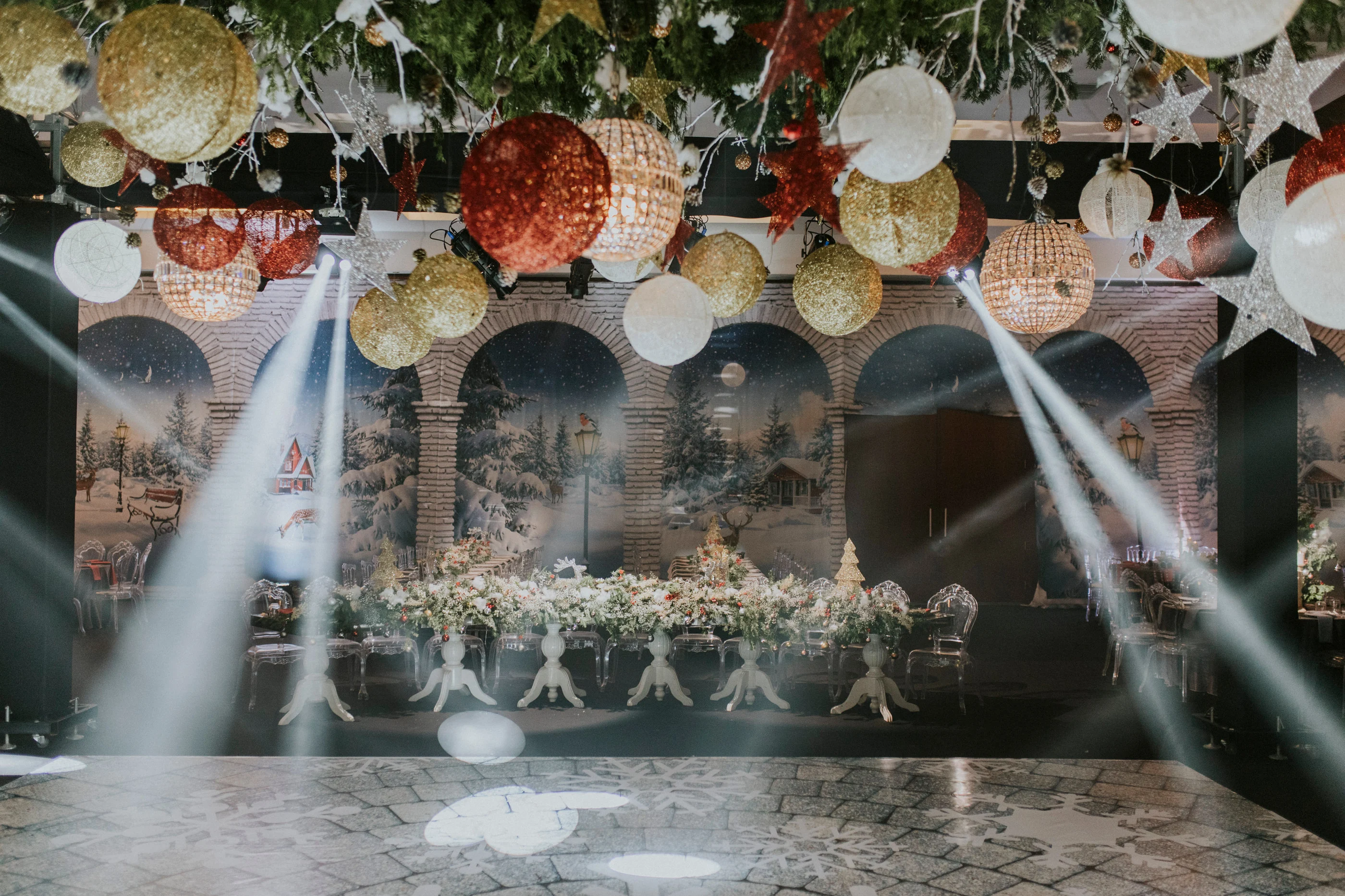 A Christmas Wedding: kar örtülü ağaçlar ve sarkan kürelerle salonun geniş görünümü