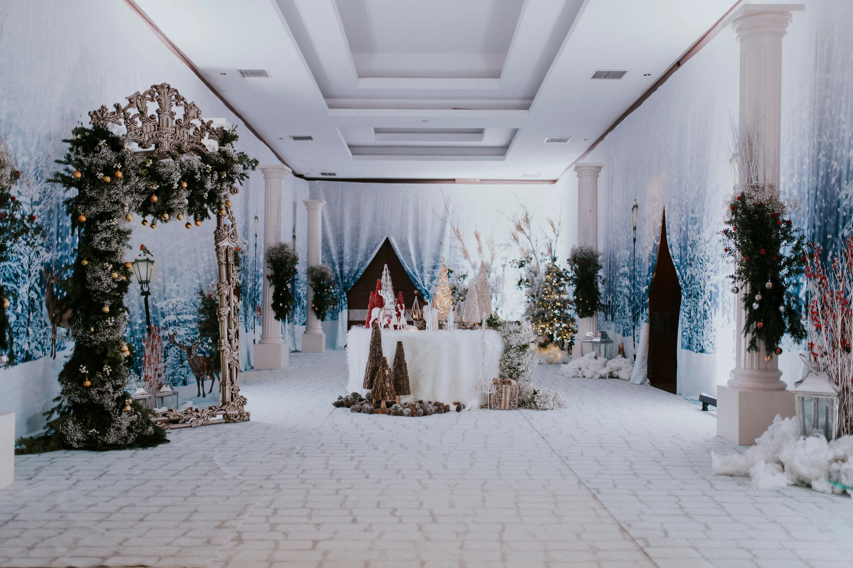 A Christmas Wedding: kar örtülü ağaçlar ve sarkan kürelerle salonun geniş görünümü, kare 6