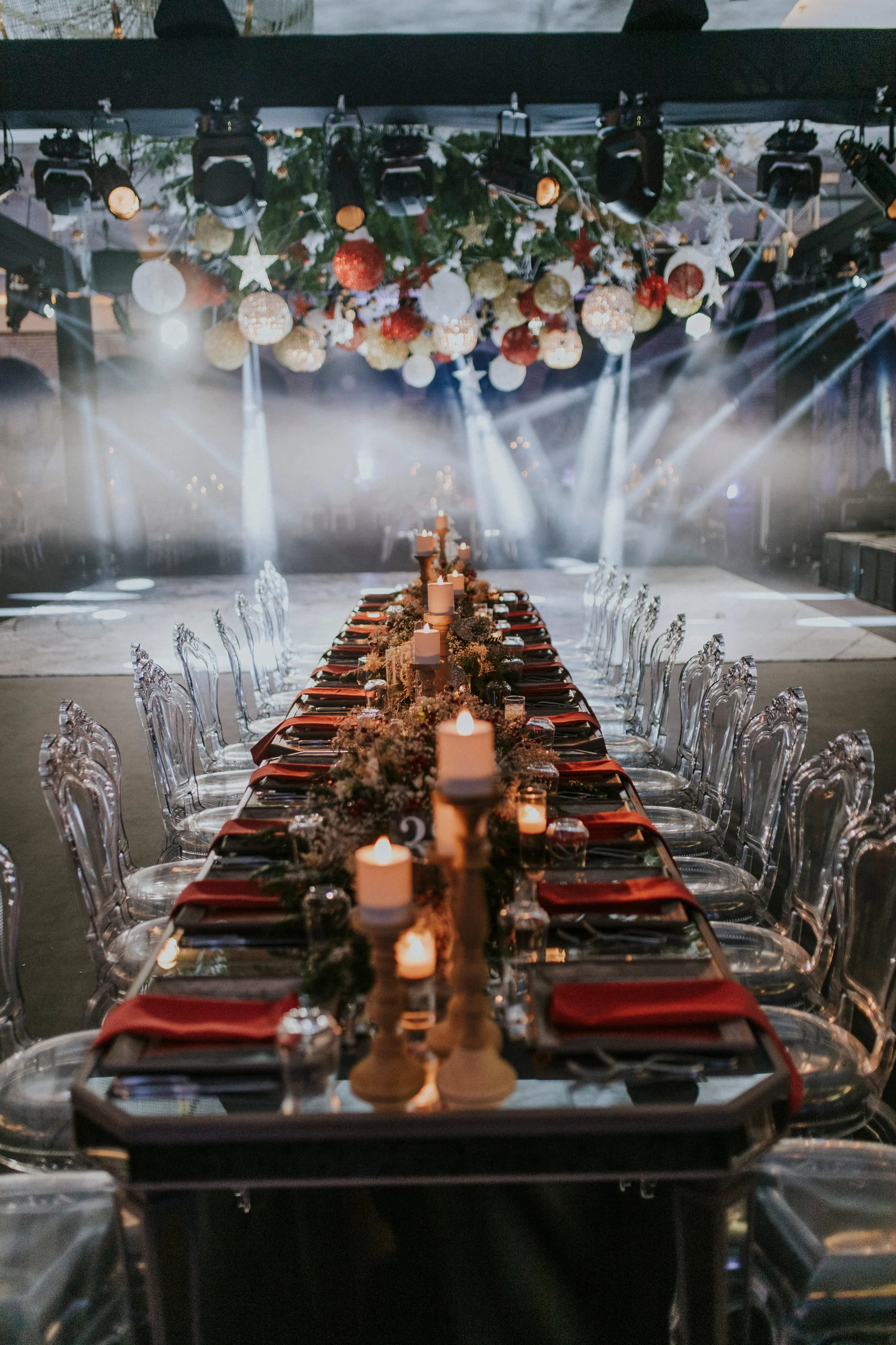 A Christmas Wedding: kış temalı masa ve dekor detayı, kare 10