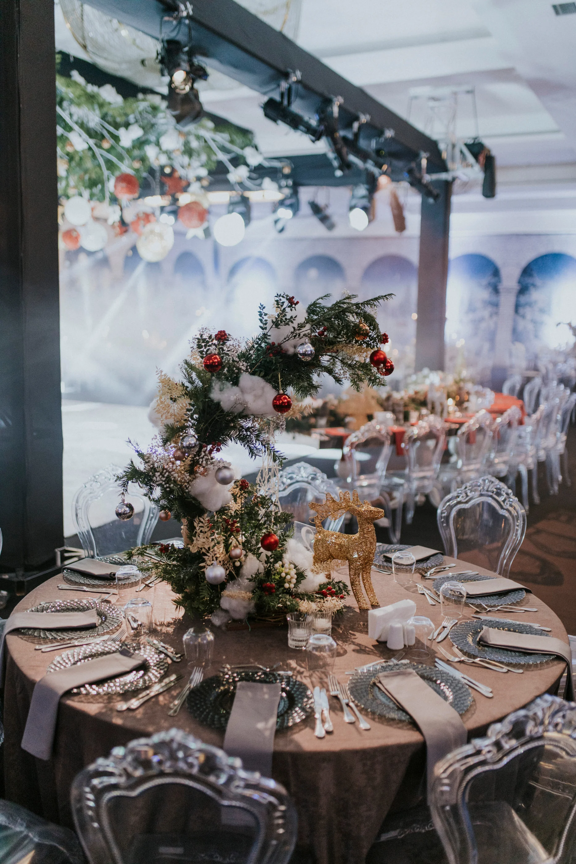 A Christmas Wedding: kış temalı masa ve dekor detayı, kare 11