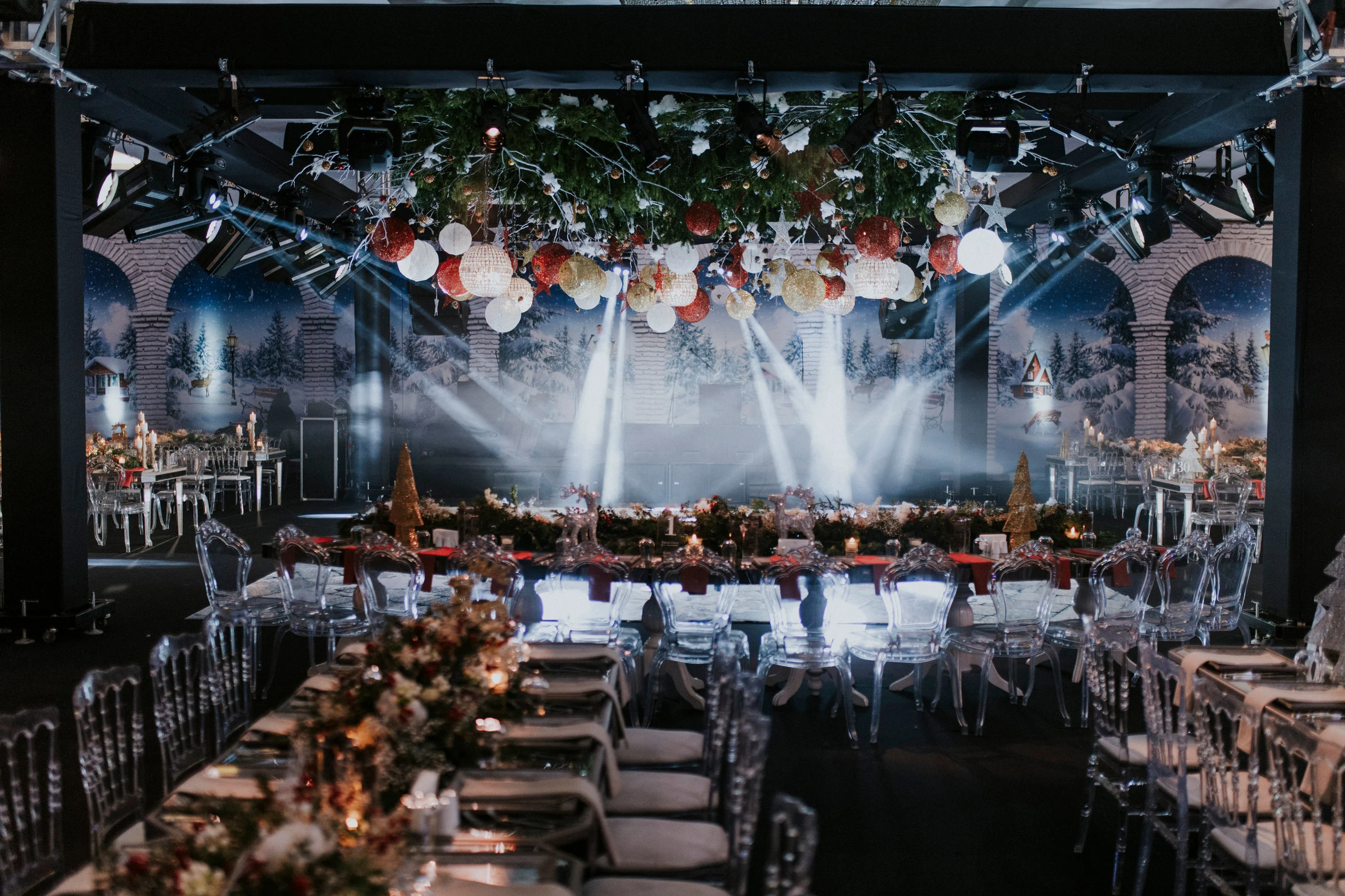 A Christmas Wedding: kar örtülü ağaçlar ve sarkan kürelerle salonun geniş görünümü