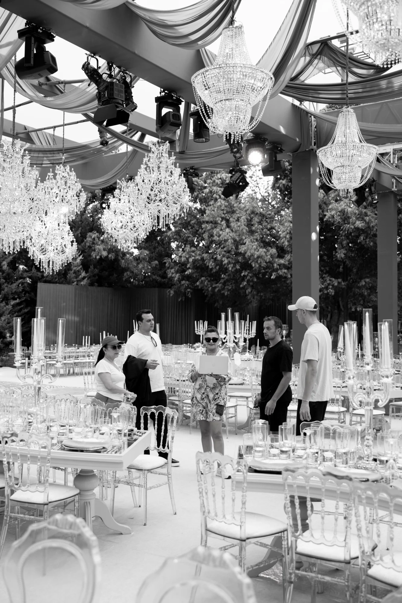 Davet kurulumu sırasında alanı birlikte kontrol eden Dream Events ekibi