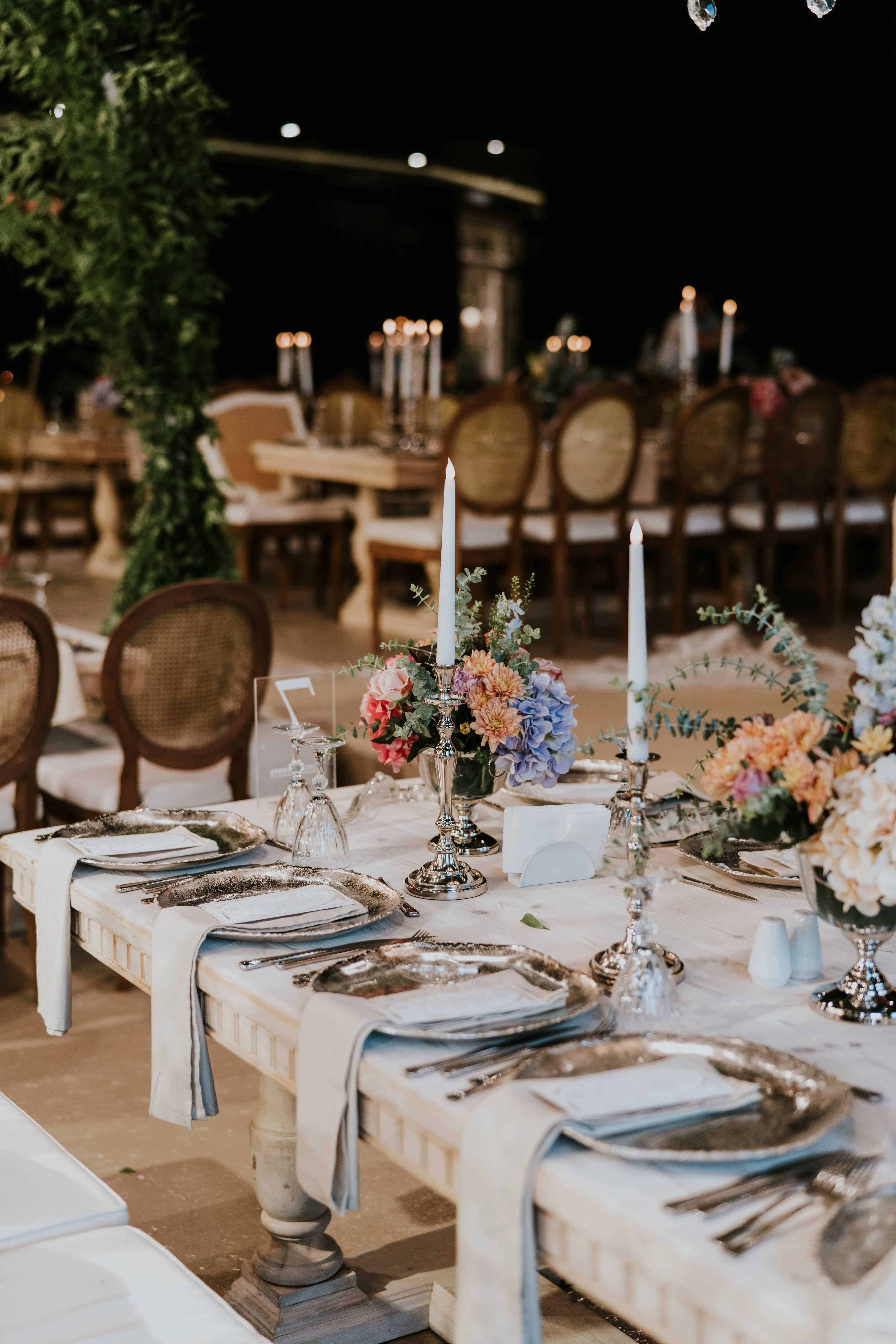 Kristal avizeler altında pastel çiçekli gece daveti — 2-43