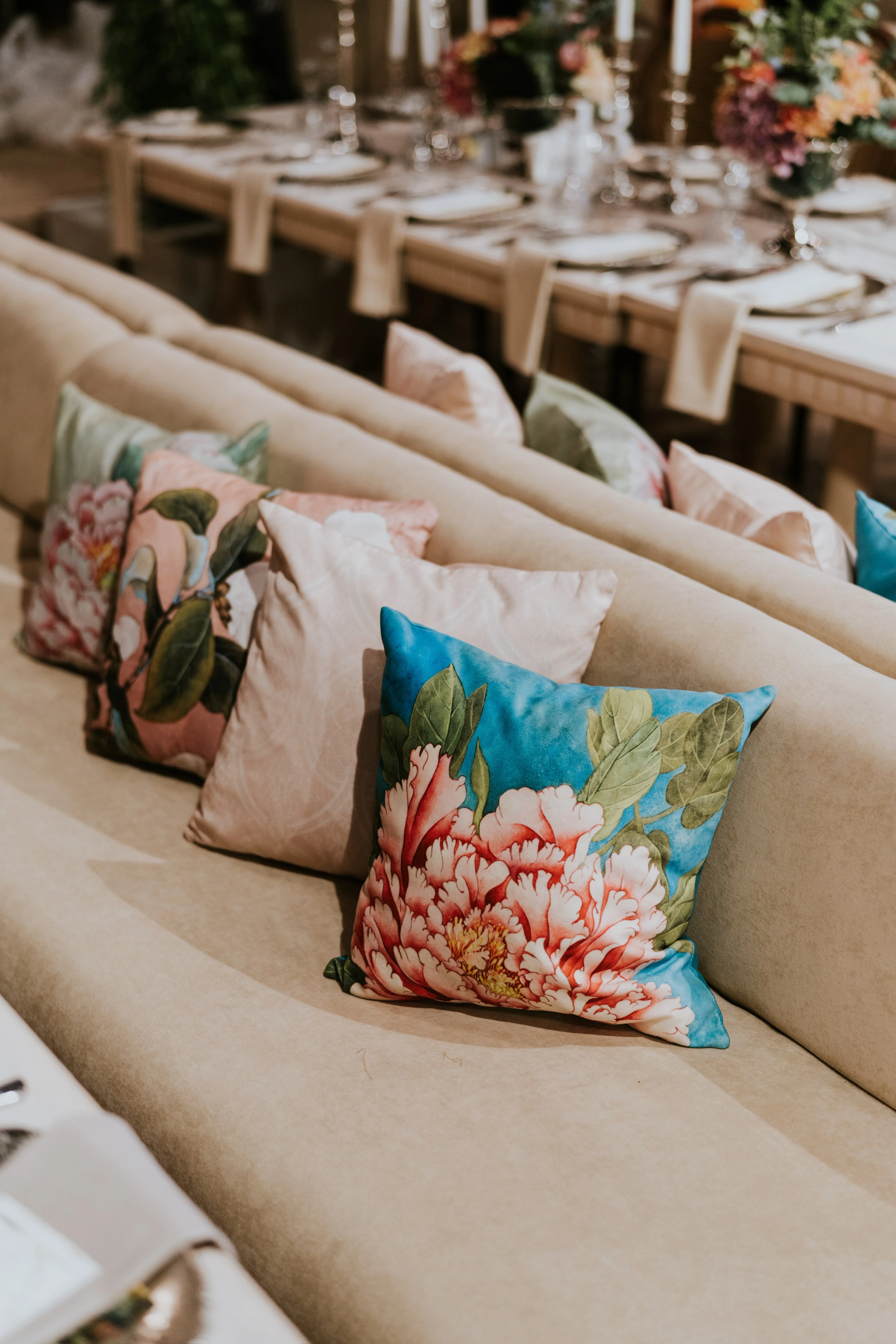 Kristal avizeler altında pastel çiçekli gece daveti — 2-49