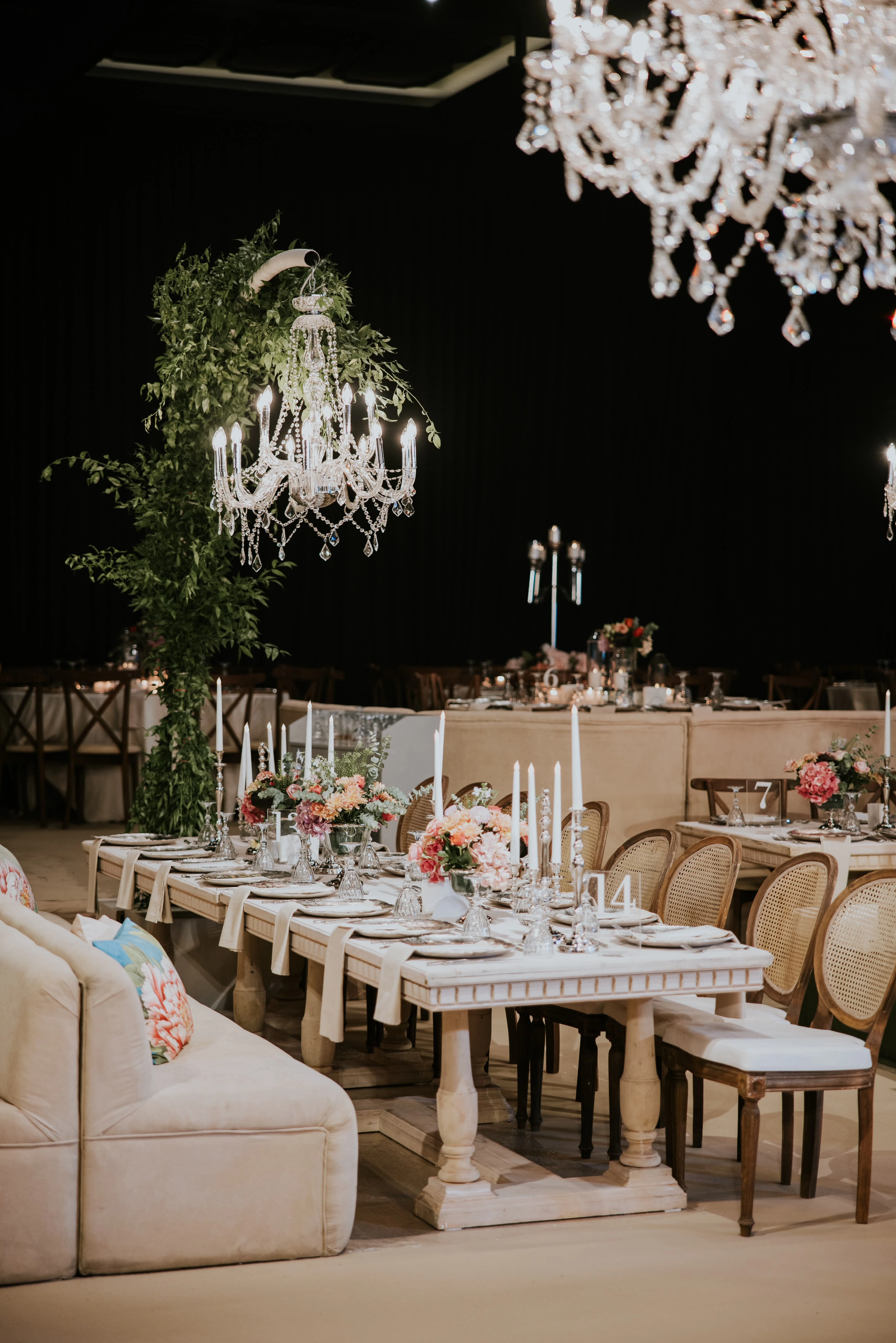 Kristal avizeler altında pastel çiçekli gece daveti — 2-50