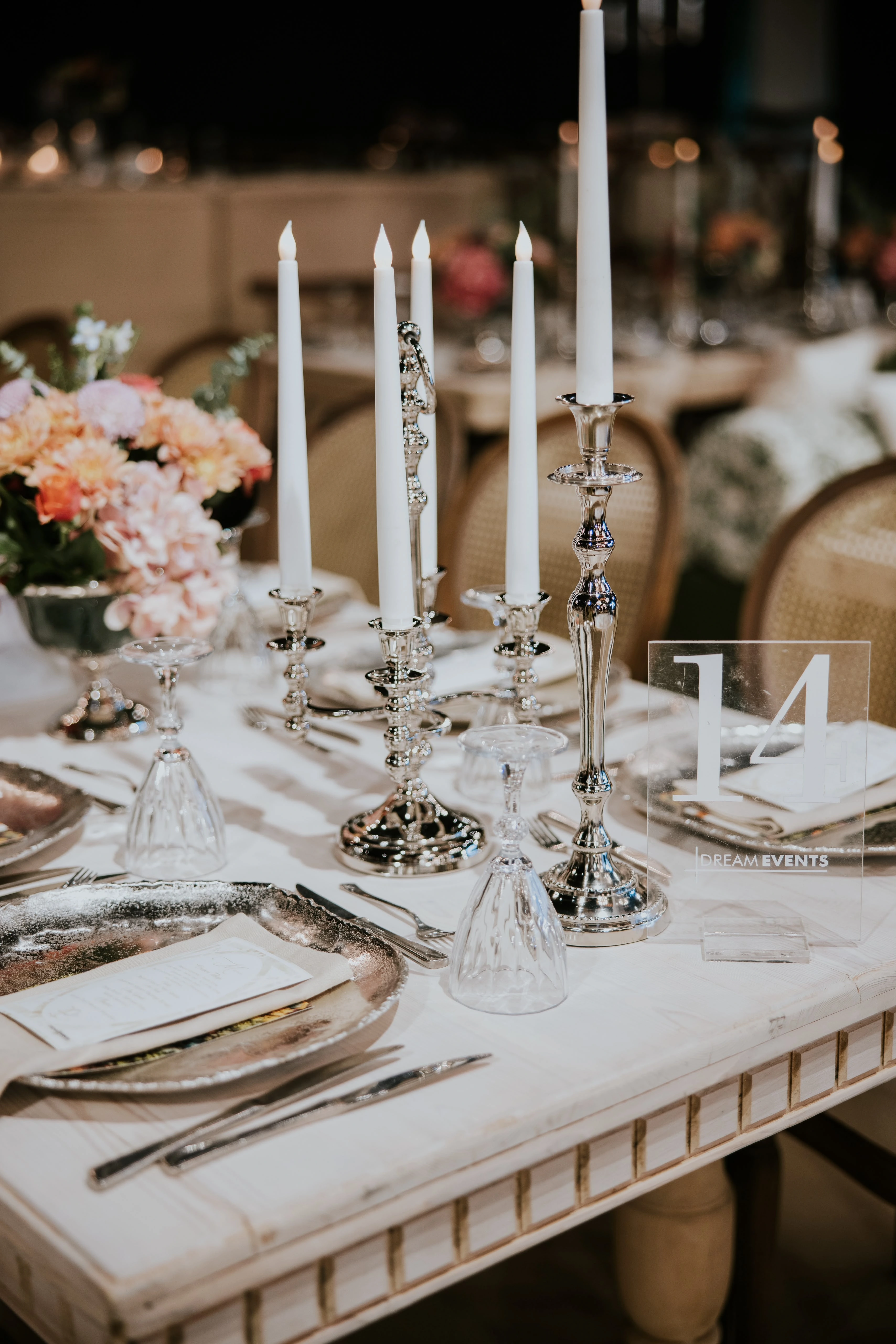 Kristal avizeler altında pastel çiçekli gece daveti — 2-51