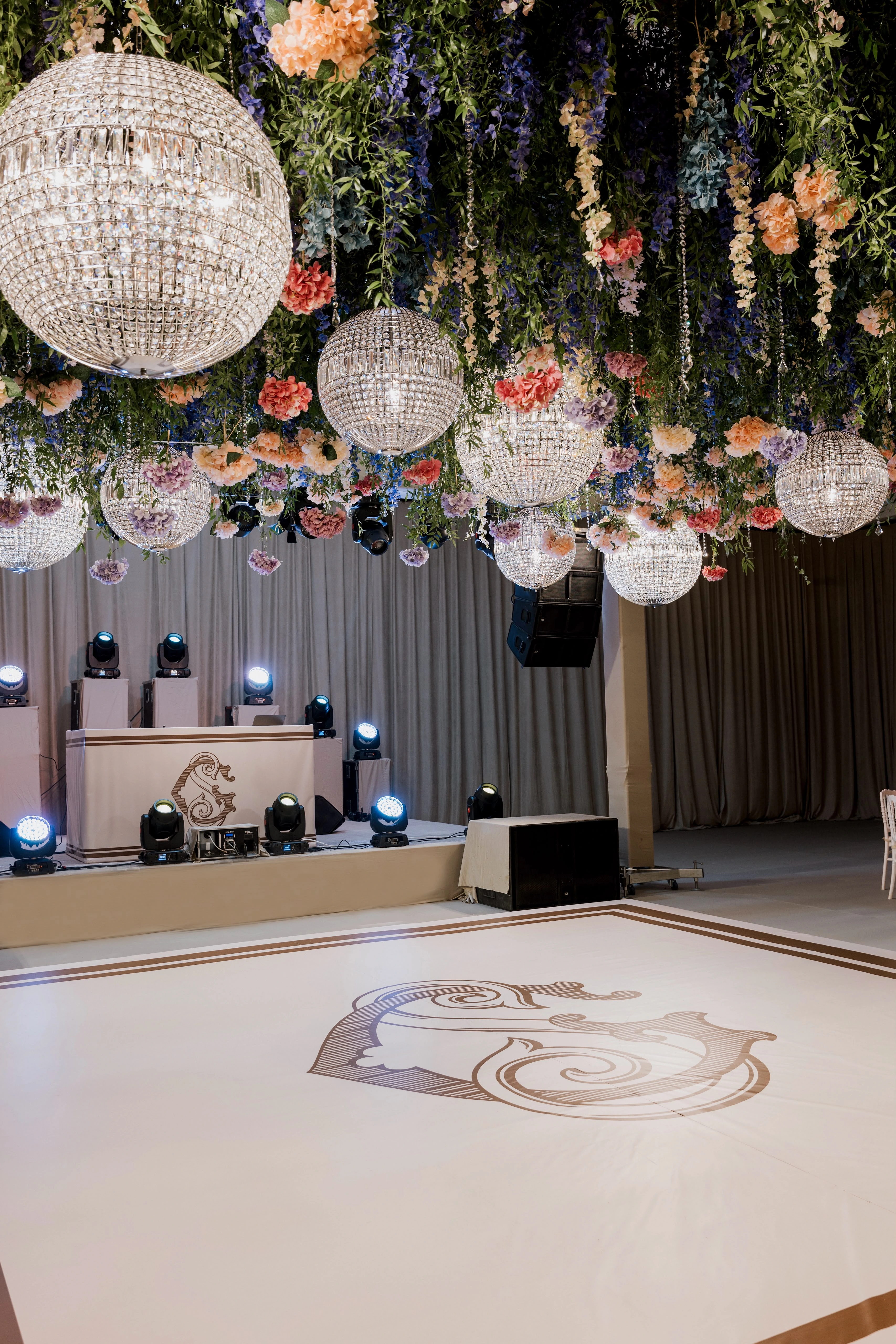 Çiçekli avizeler ve pastel sofralarla hazırlanan salon — 2-05