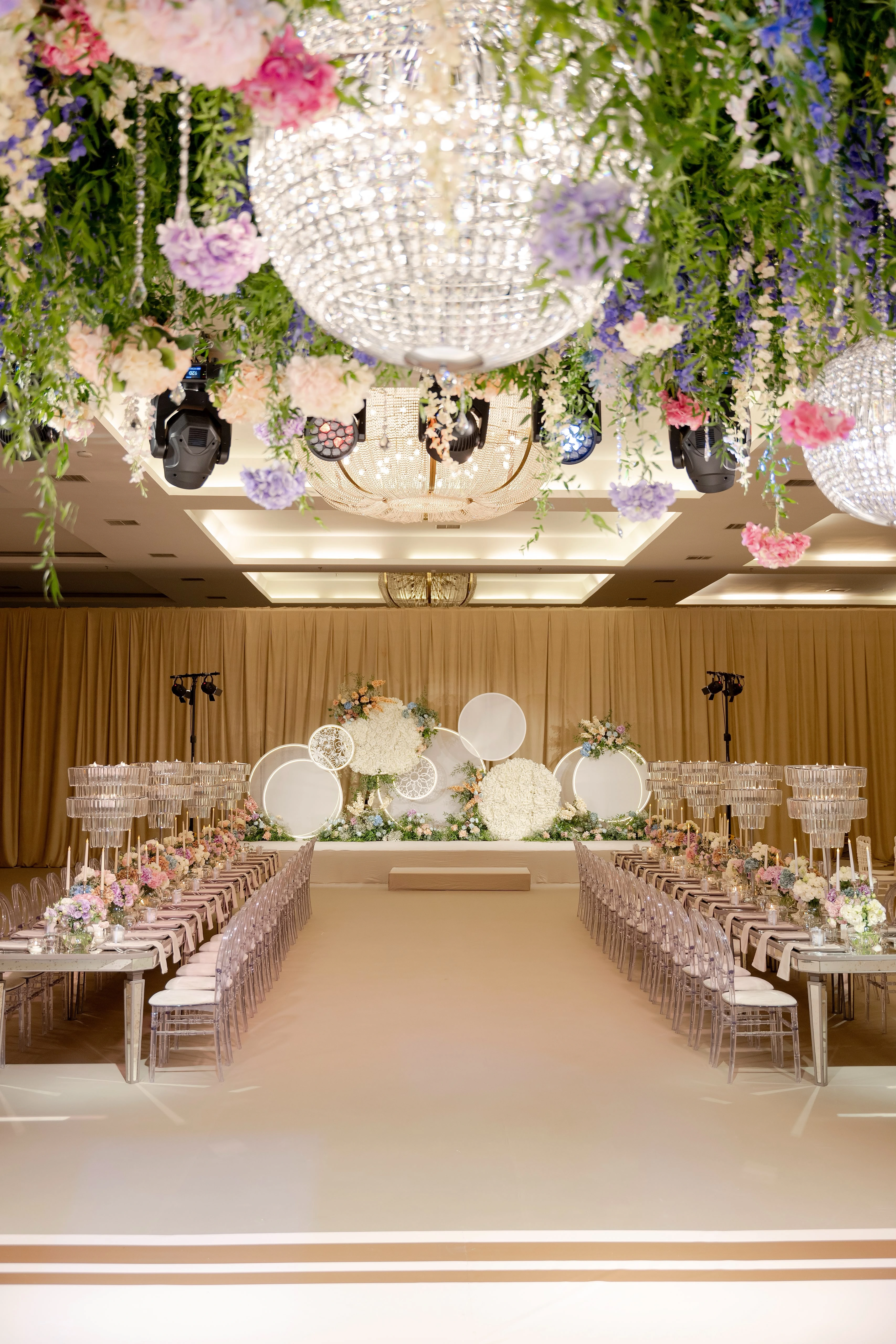Çiçekli avizeler ve pastel sofralarla hazırlanan salon — 2-06