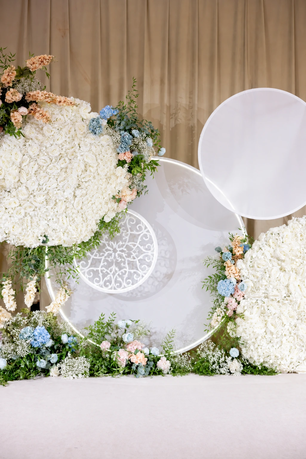 Çiçekli avizeler ve pastel sofralarla hazırlanan salon — 2-07