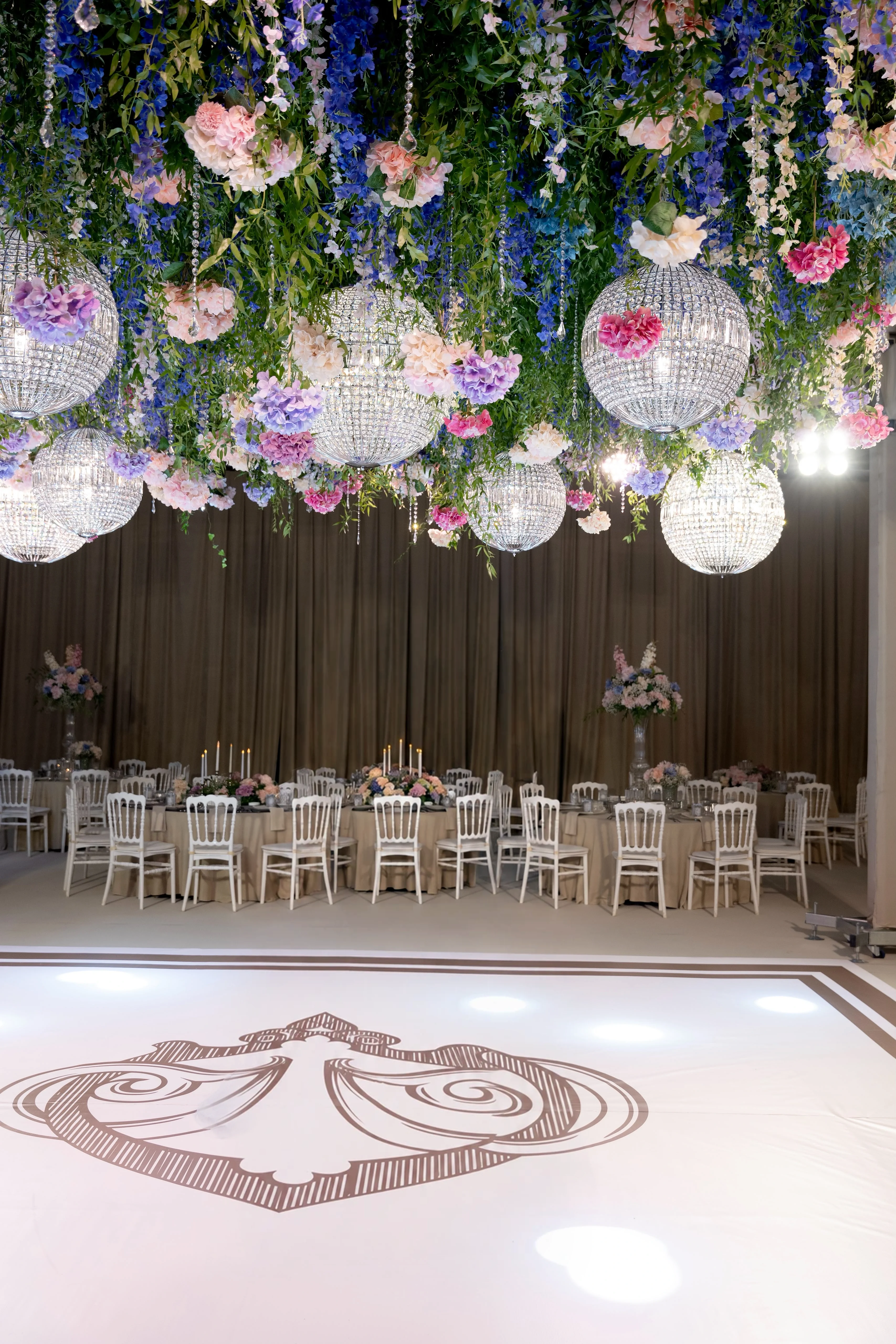Çiçekli avizeler ve pastel sofralarla hazırlanan salon — 2-08