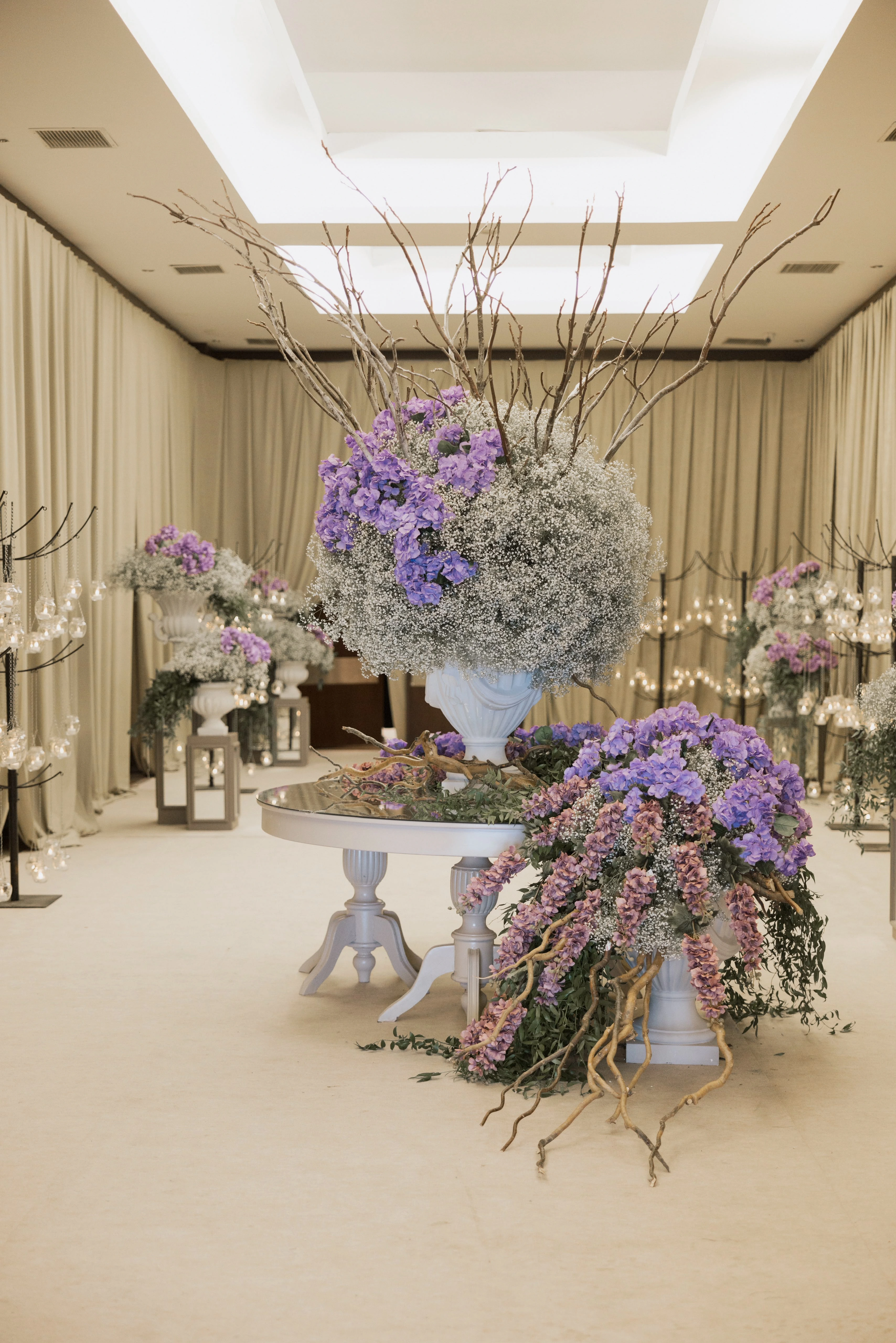 Çiçekli avizeler ve pastel sofralarla hazırlanan salon — 2-09