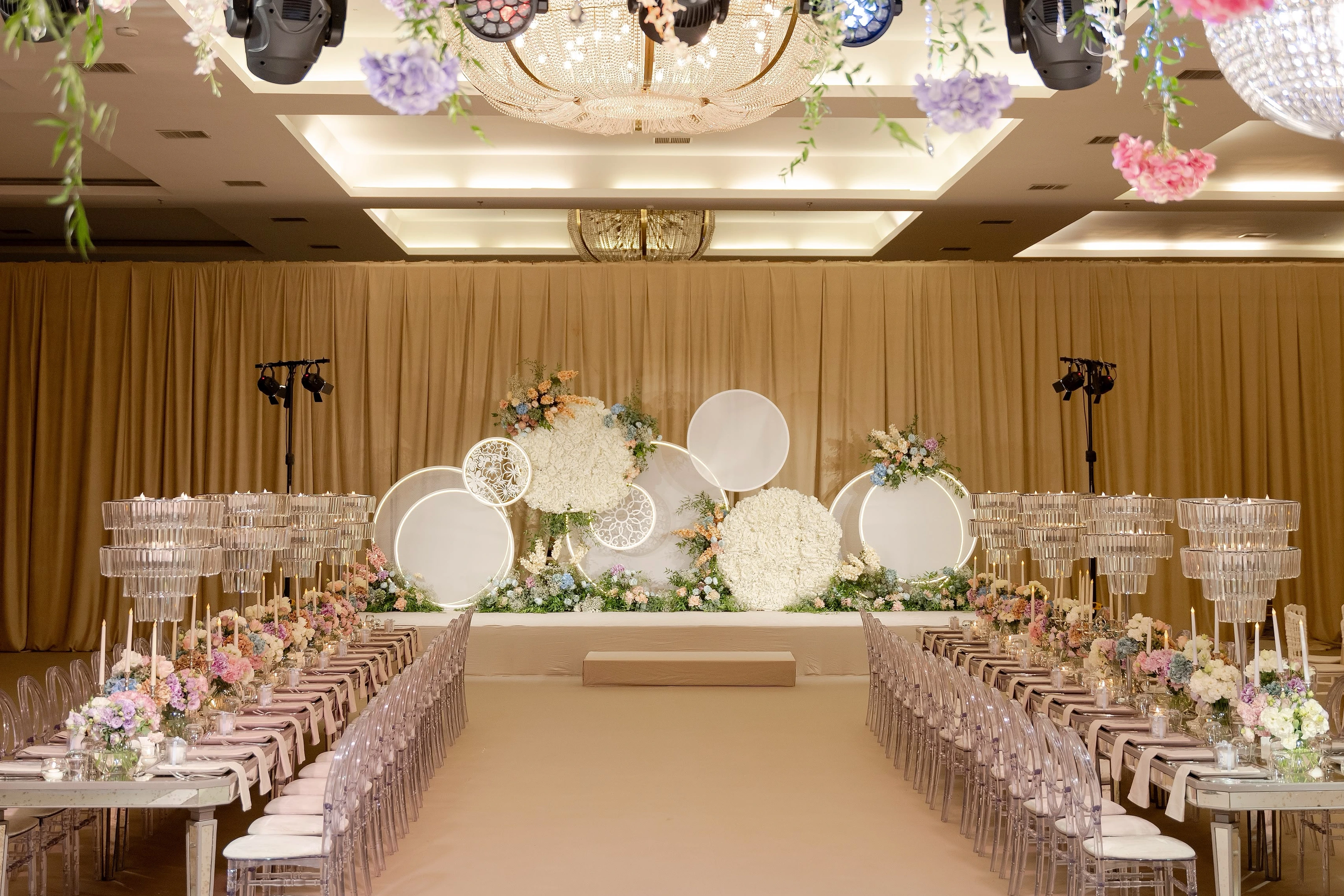 Çiçekli avizeler ve pastel sofralarla hazırlanan salon — 2-06