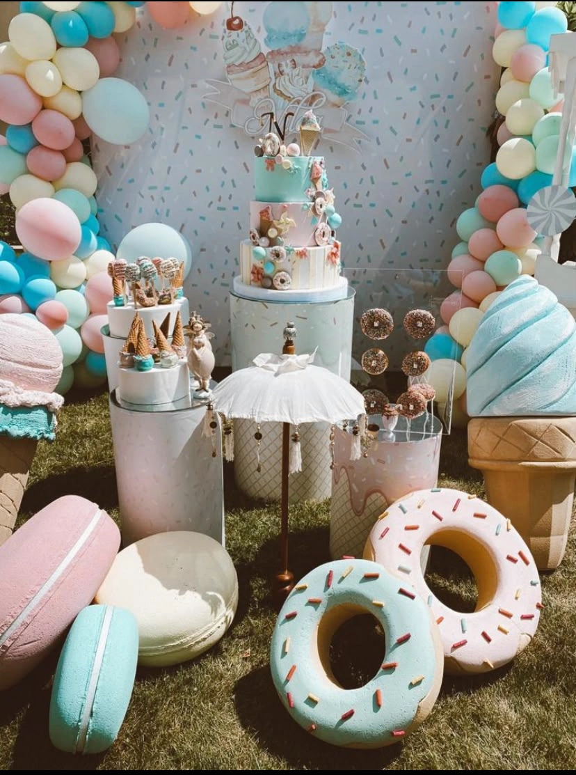 Dondurma ve donut objeleriyle hazırlanan doğum günü detayı