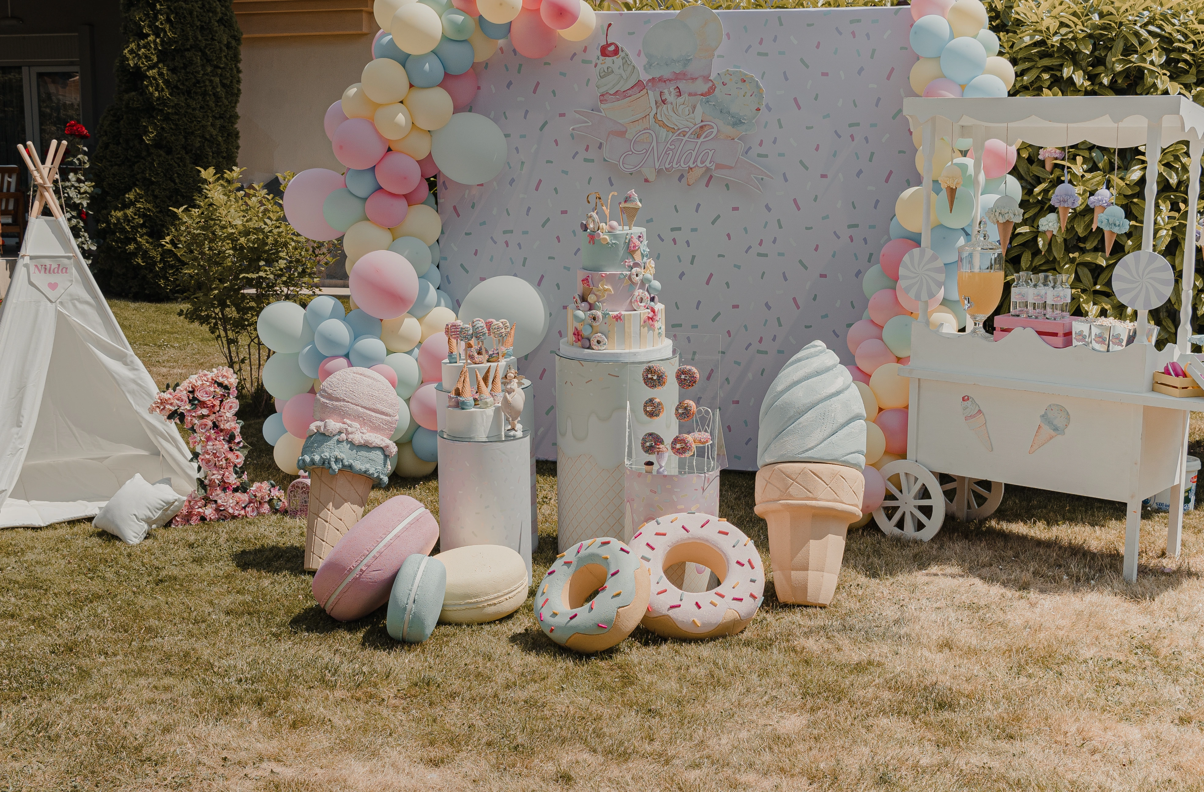Pastel balonlarla çevrili dondurma temalı sahne