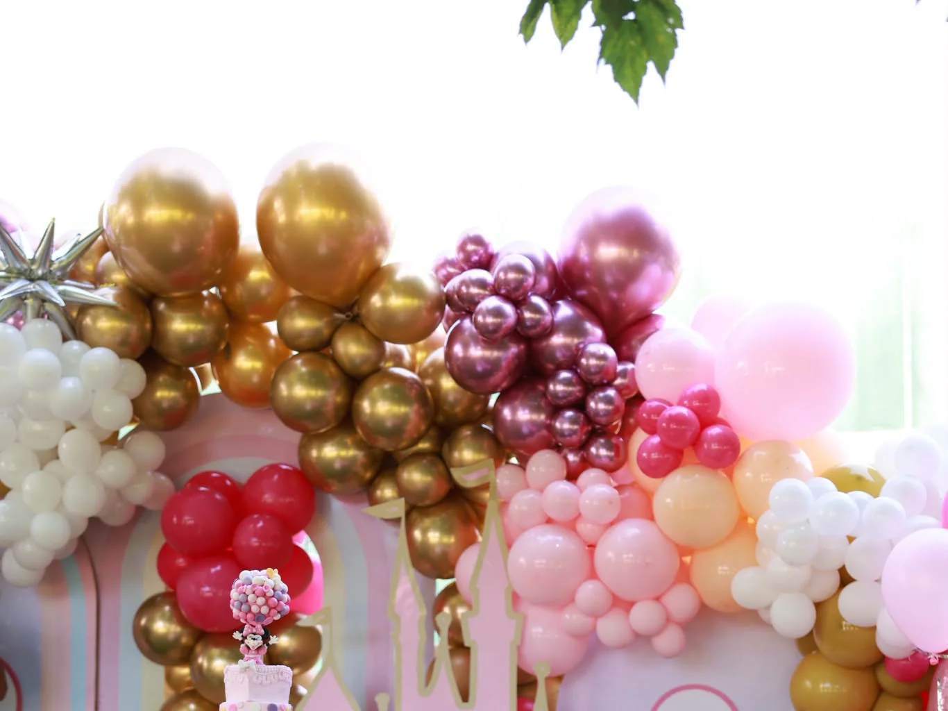 Pembe, altın ve beyaz balonlardan dekor detayı