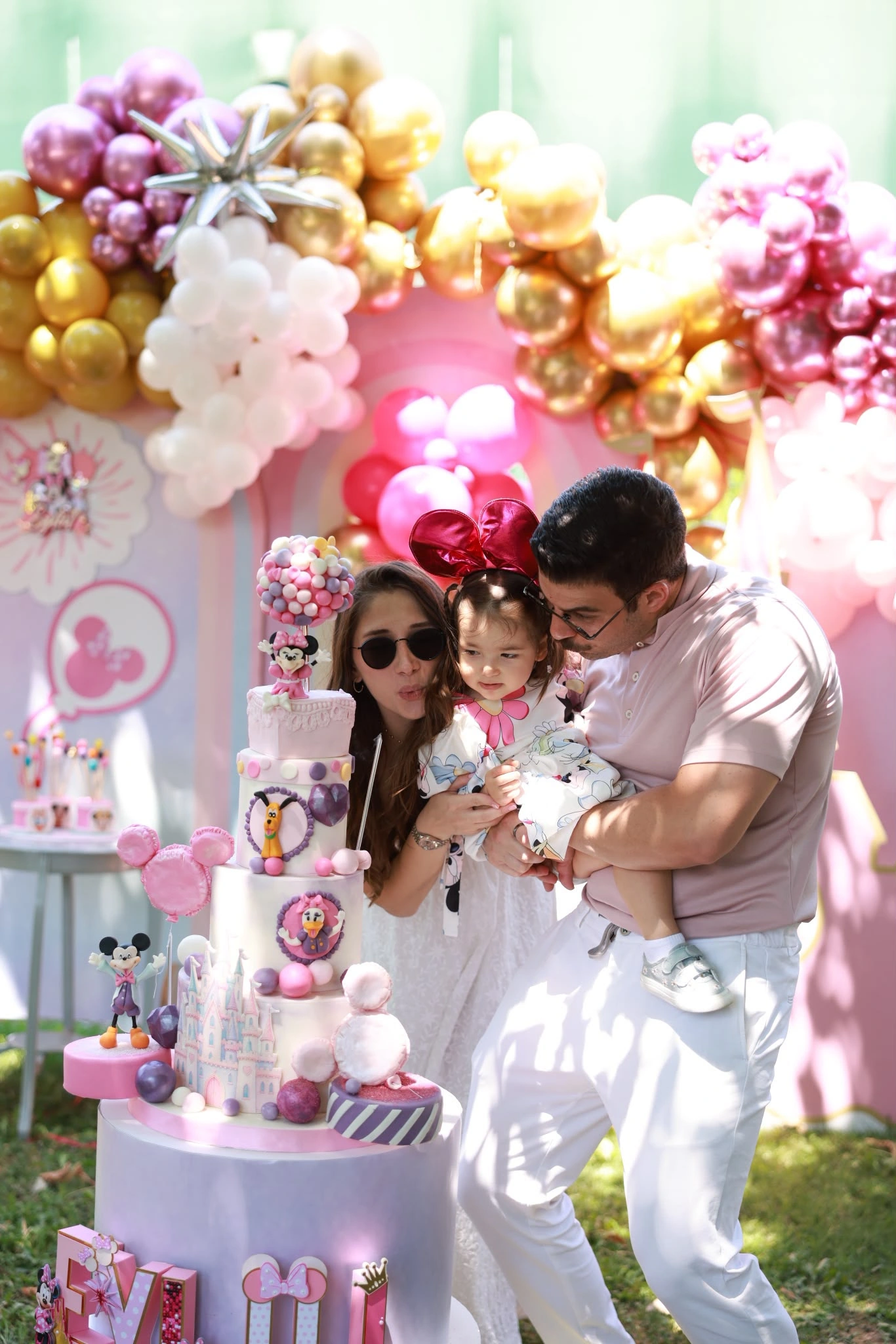 Minnie temalı pasta ve pembe balonlarla aile kutlaması