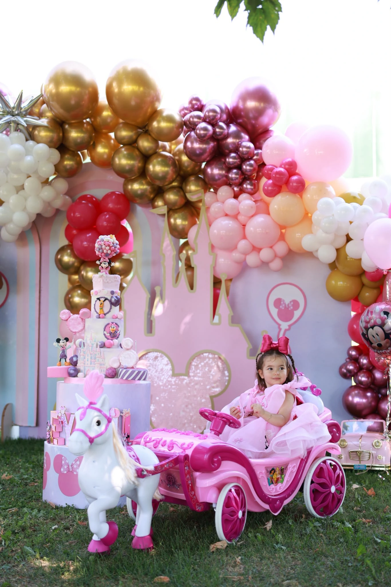 Minnie temalı sahne ve pembe oyuncak araba