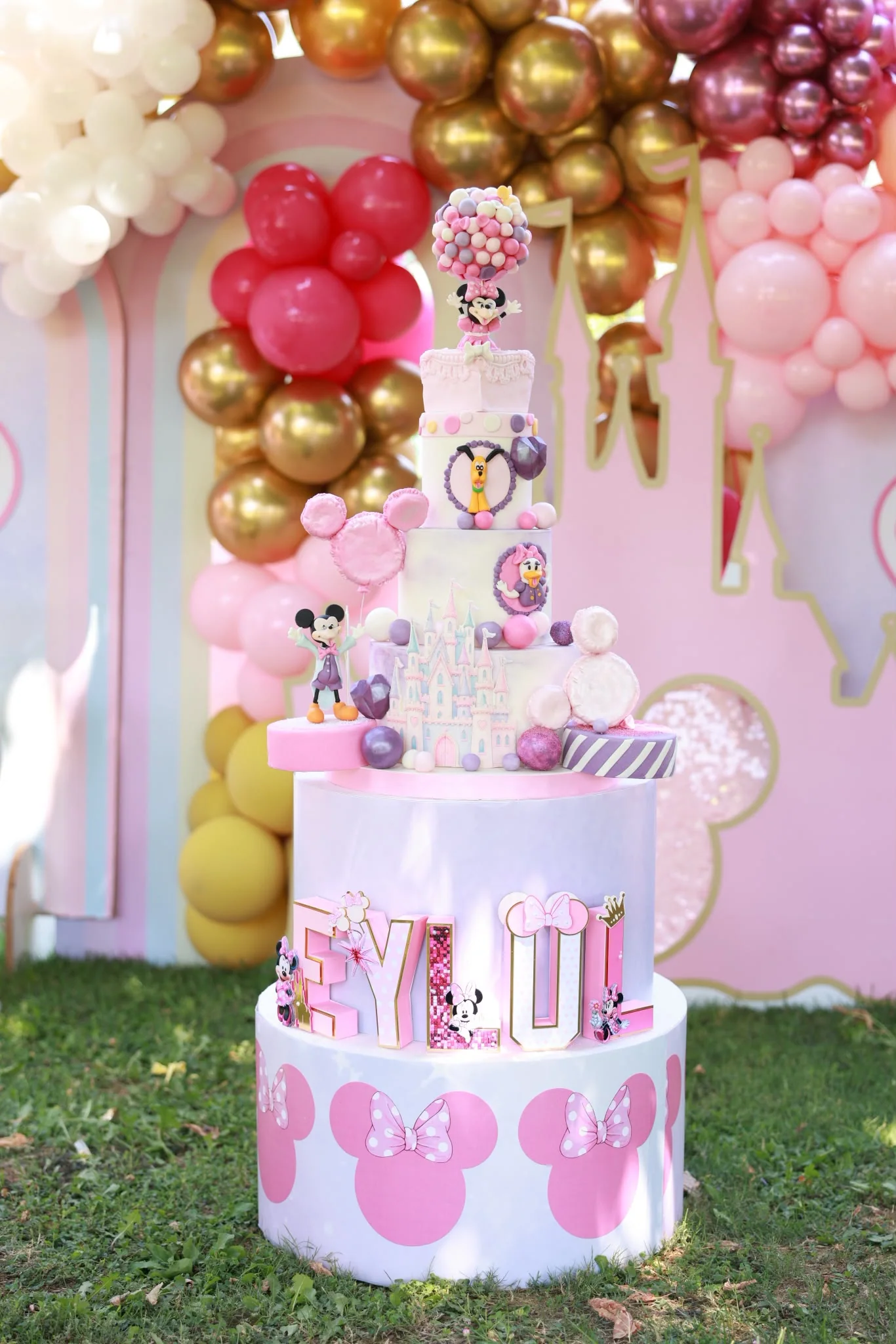 Pembe tonlarda katmanlı doğum günü pastası ve dekoru