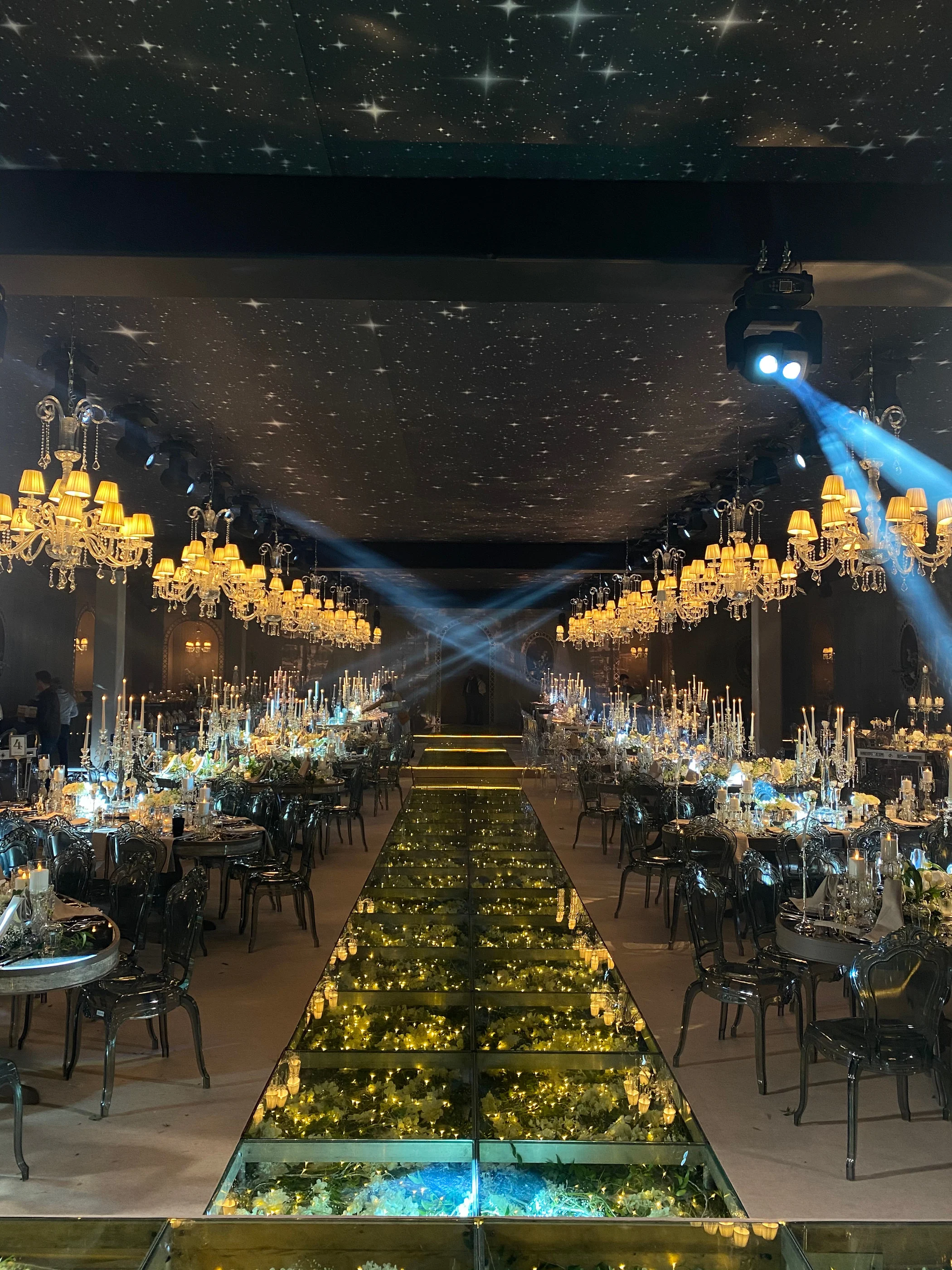 Lumière de Minuit: avizeler ve ışık huzmeleriyle gece salonu, kare 4