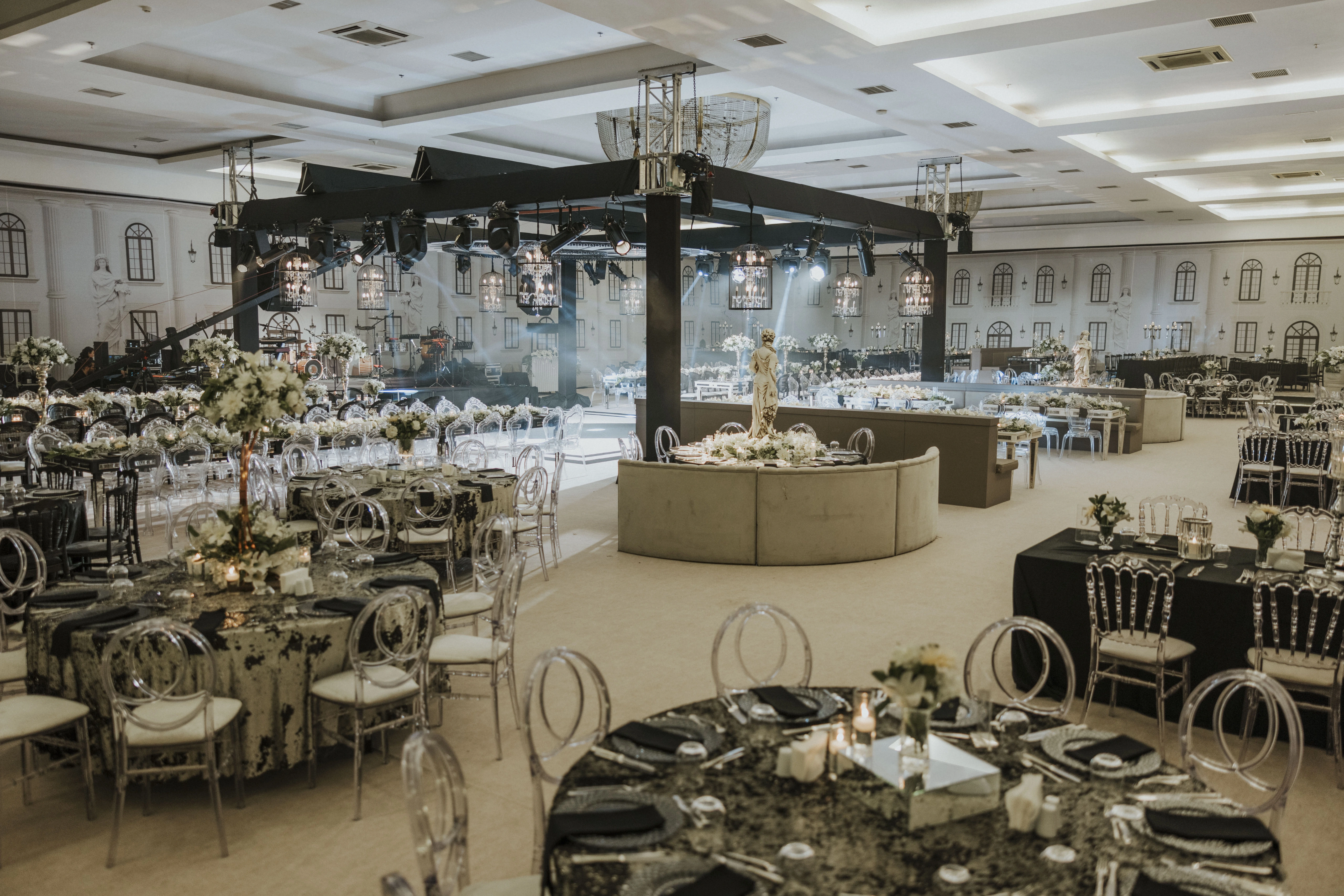 Geometrik dans pisti ve karşılıklı masalarla hazırlanan salon