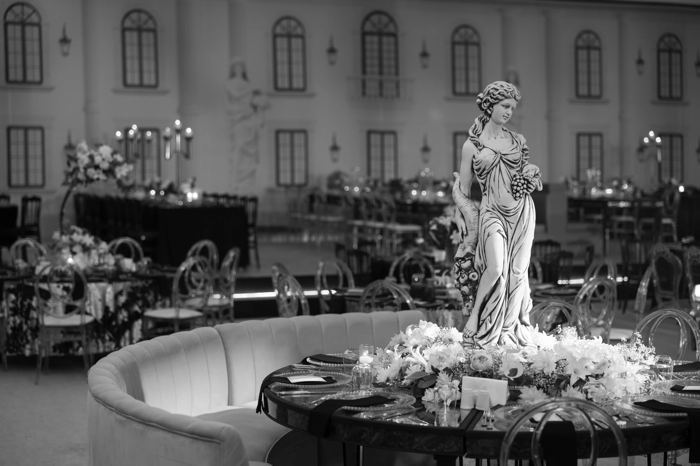 Noir Géométrique: siyah-beyaz salon düzeni ve ışık detayı, kare 2