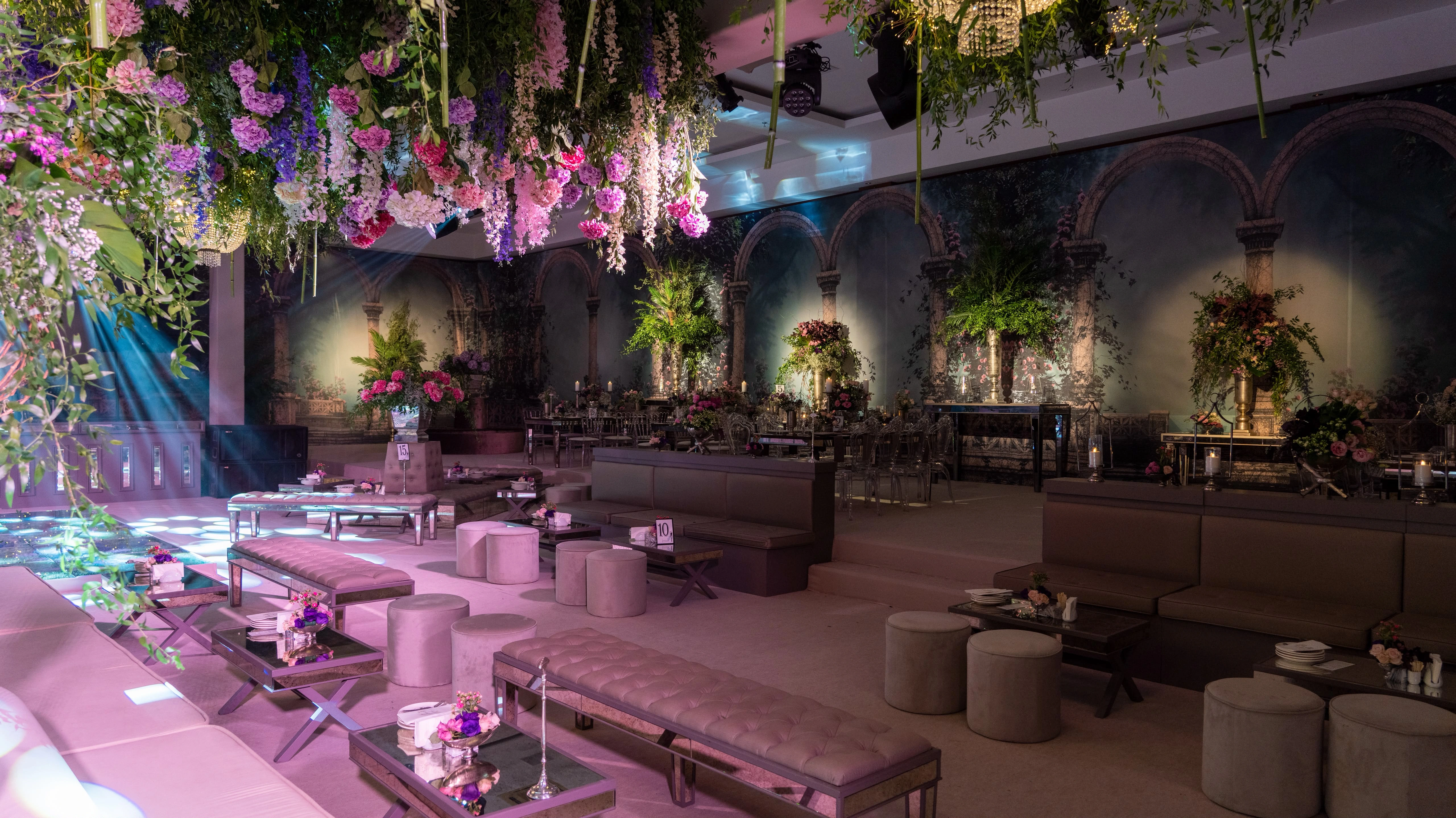 Mor çiçek tavanı altında lounge alanının geniş görünümü