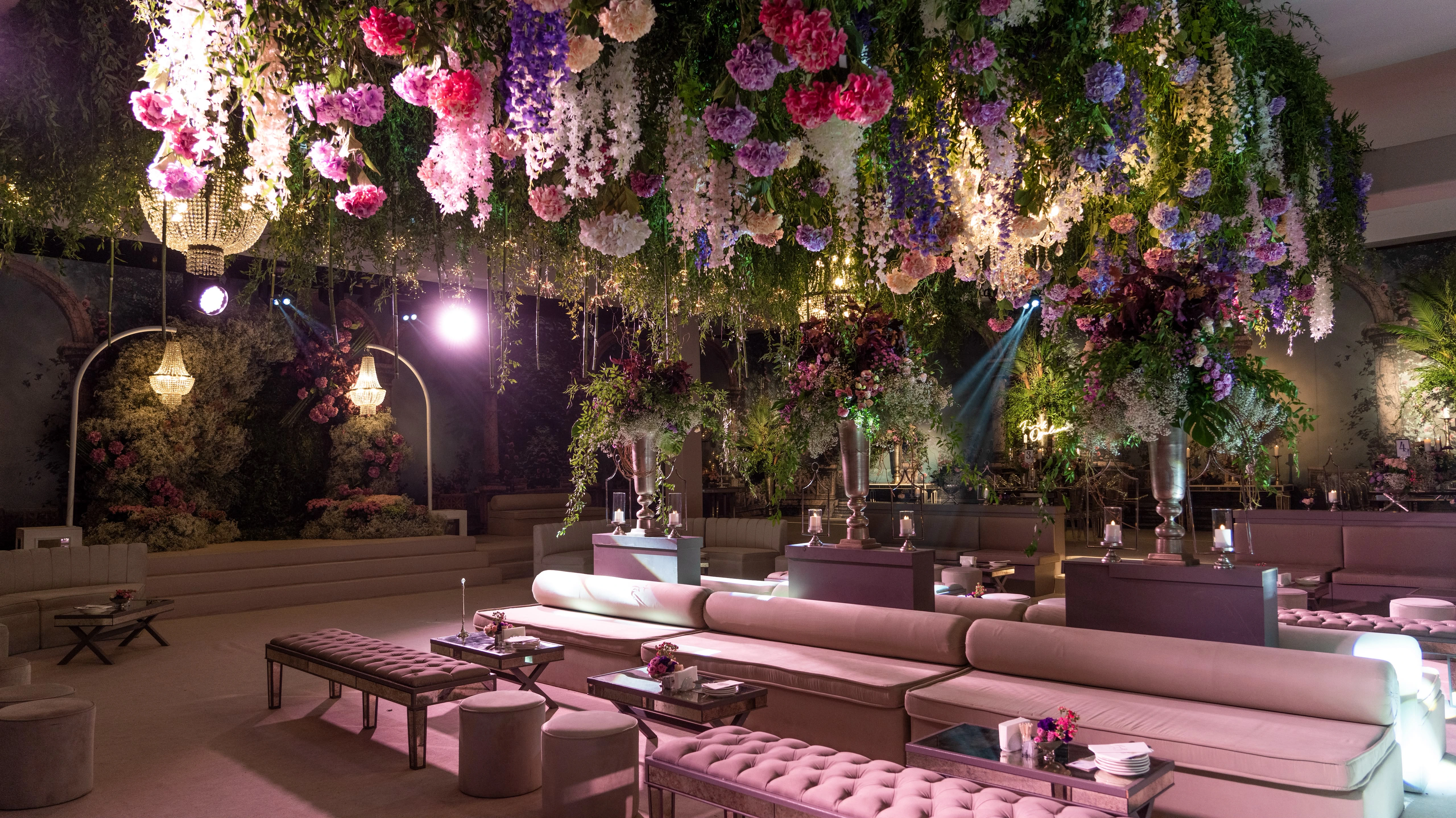 Çiçek yerleştirmesi altında lounge masaları