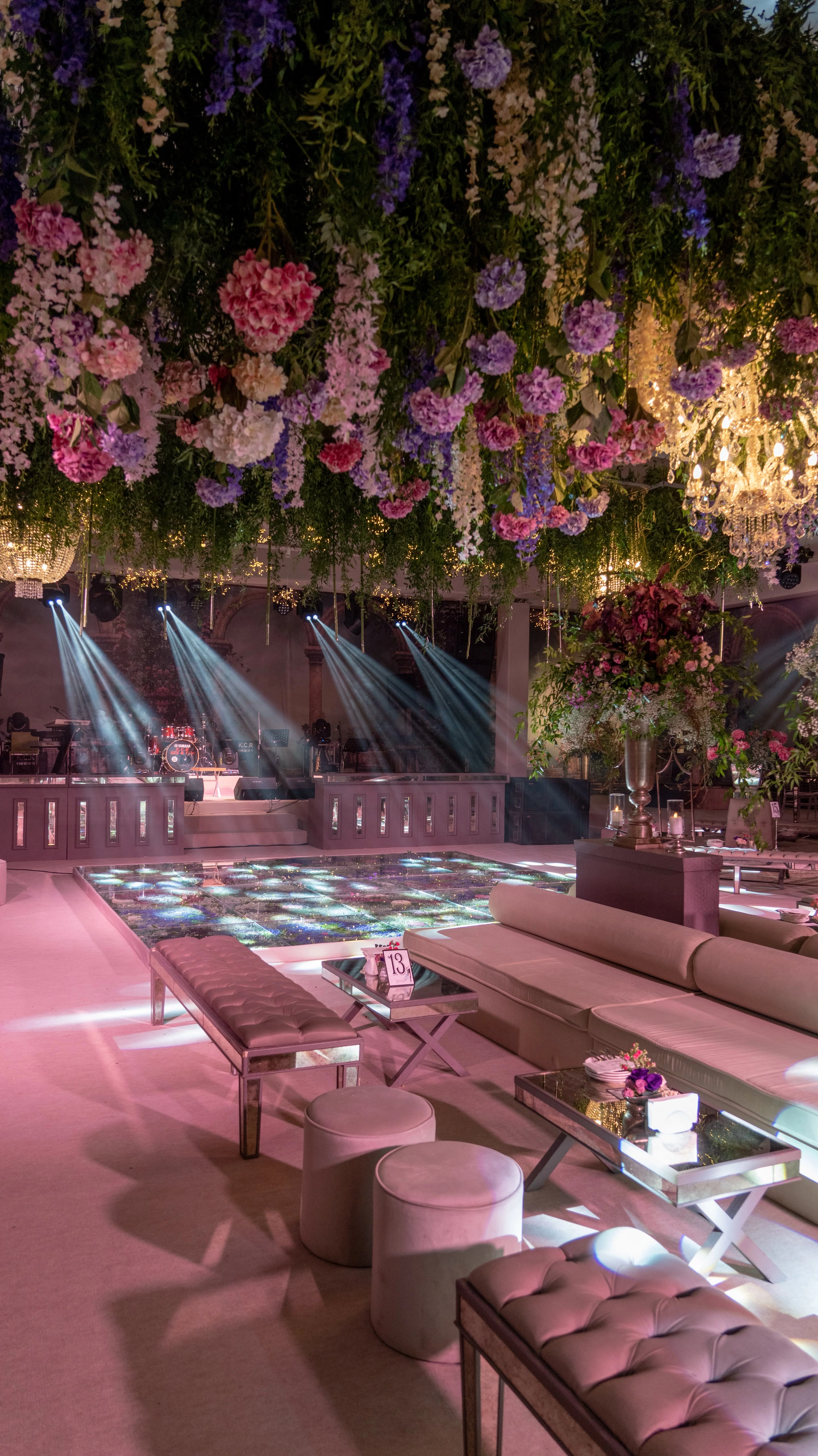 Fuşya çiçeklerin altında pembe lounge sırası
