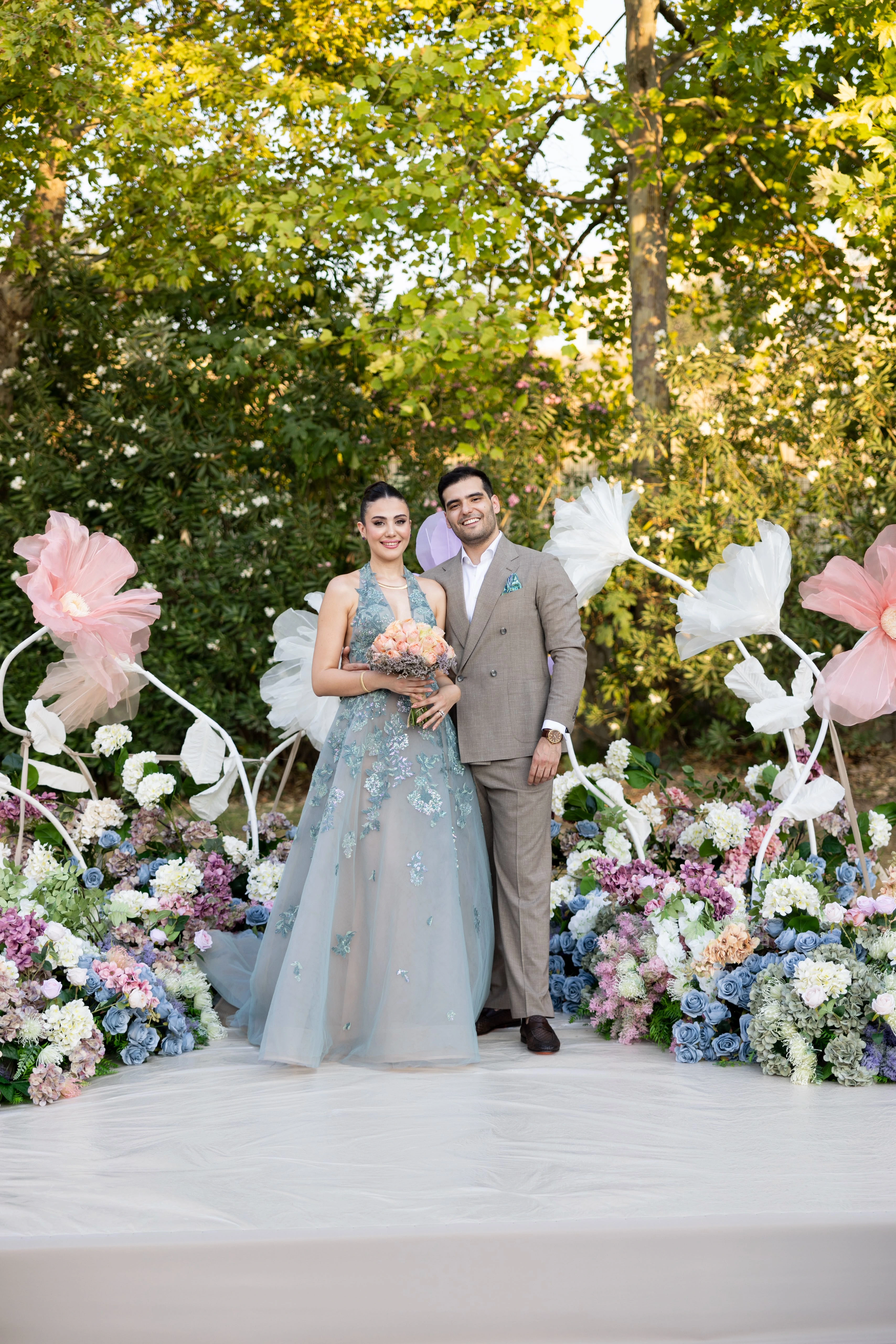 Kristal avizeler, pastel çiçekler ve ahşap sandalyelerle bahçe nişanı, 10. kare