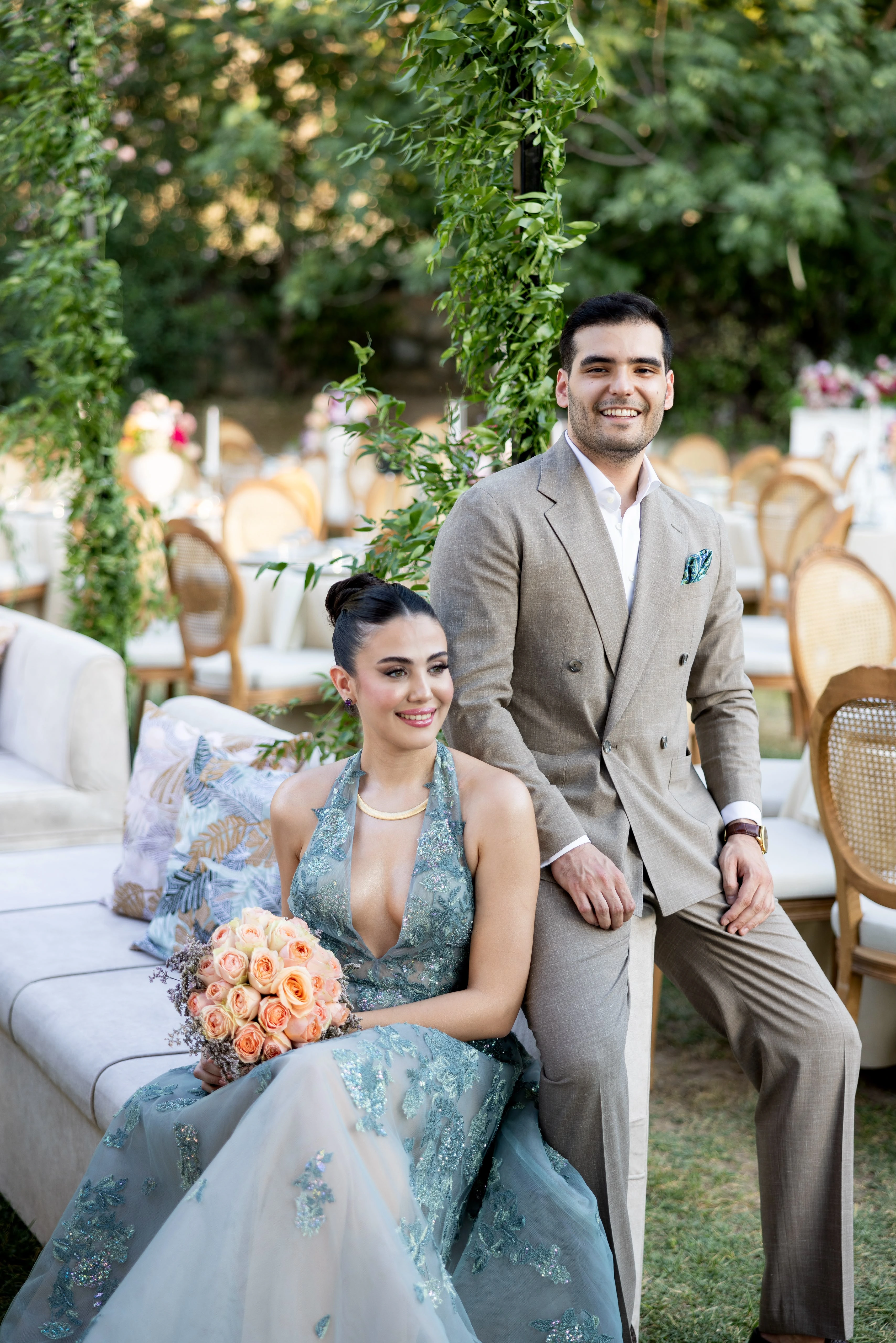 Kristal avizeler, pastel çiçekler ve ahşap sandalyelerle bahçe nişanı, 11. kare