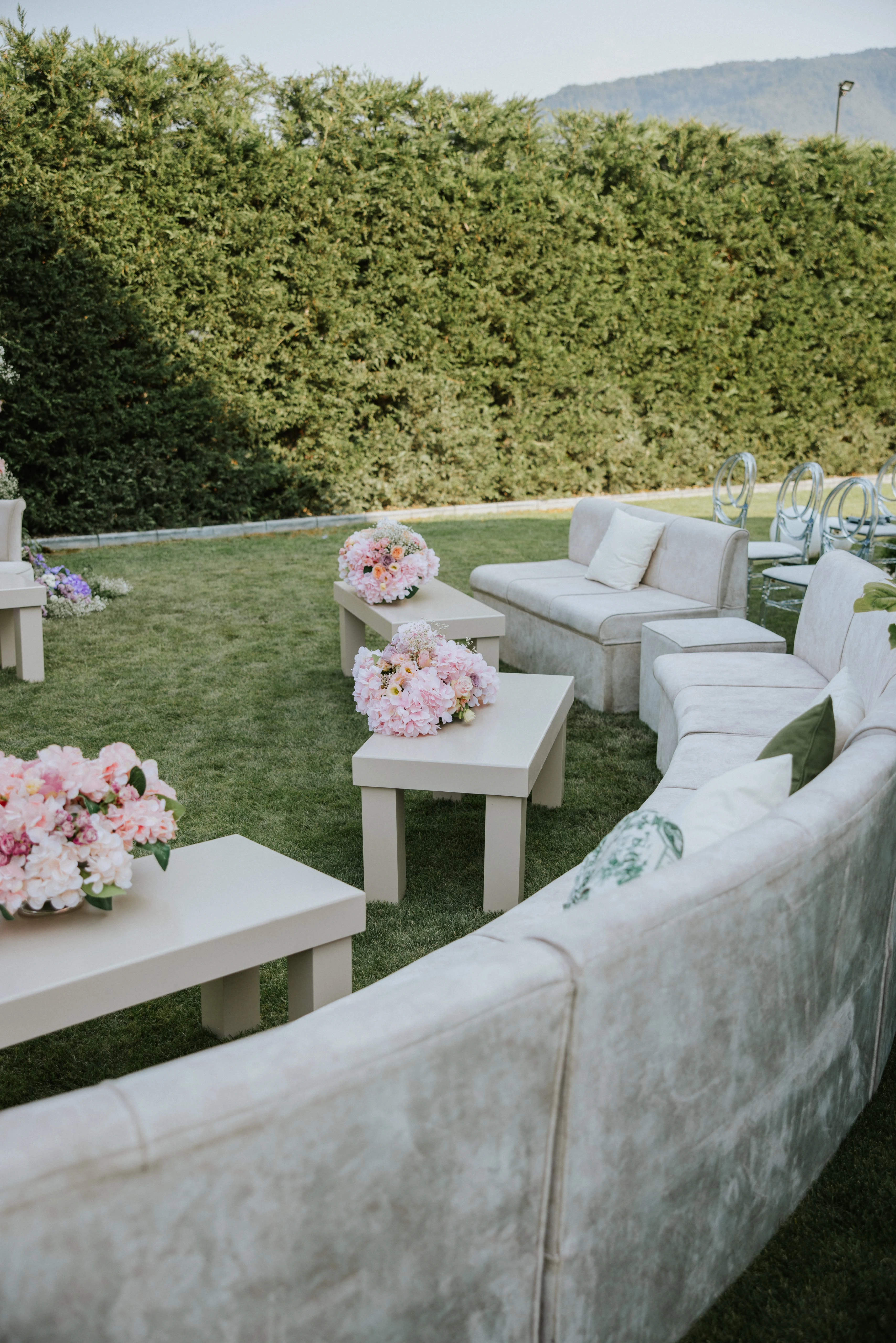 Pastel çiçekler ve açık hava lounge düzeni — 2-31