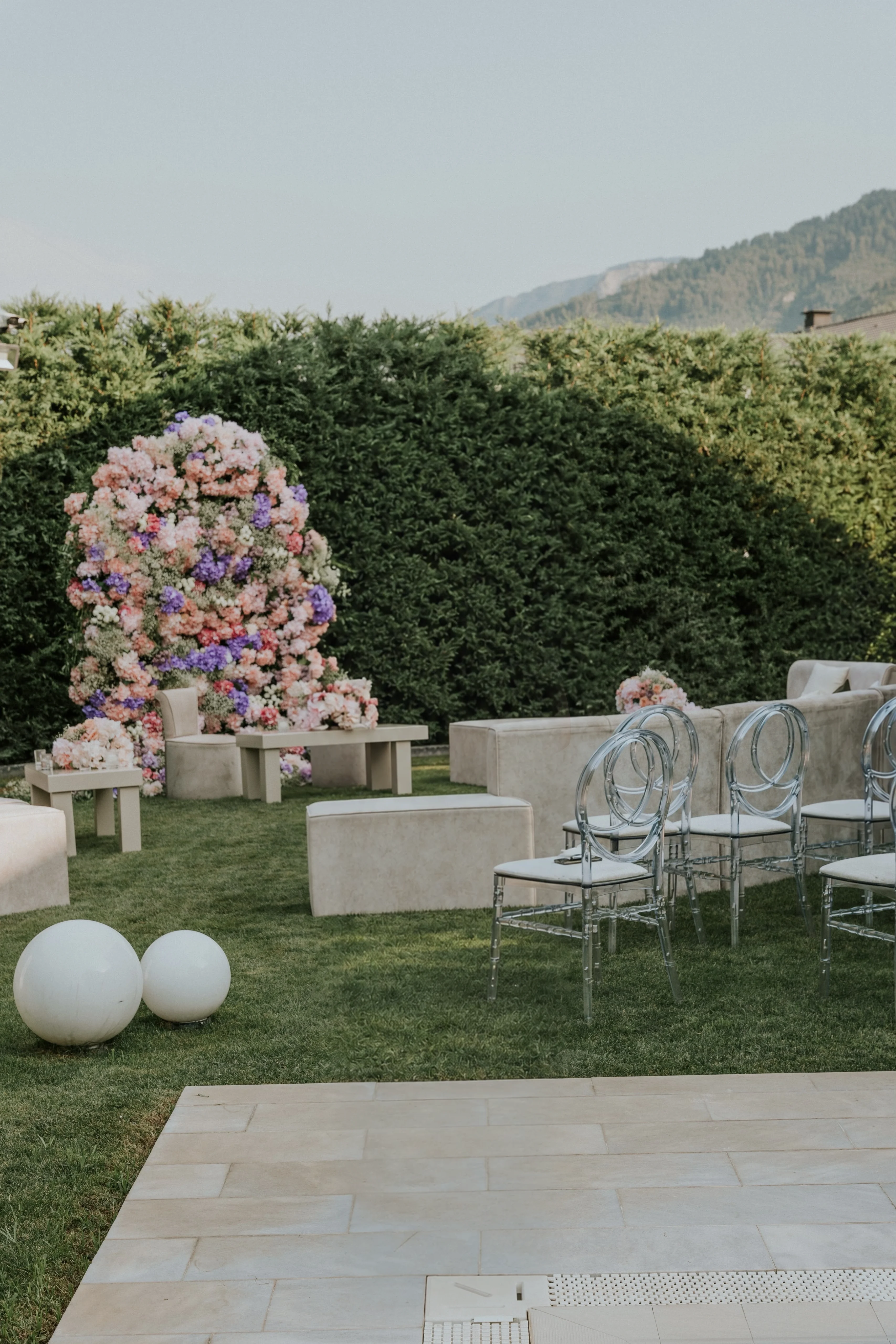 Pastel çiçekler ve açık hava lounge düzeni — 2-32