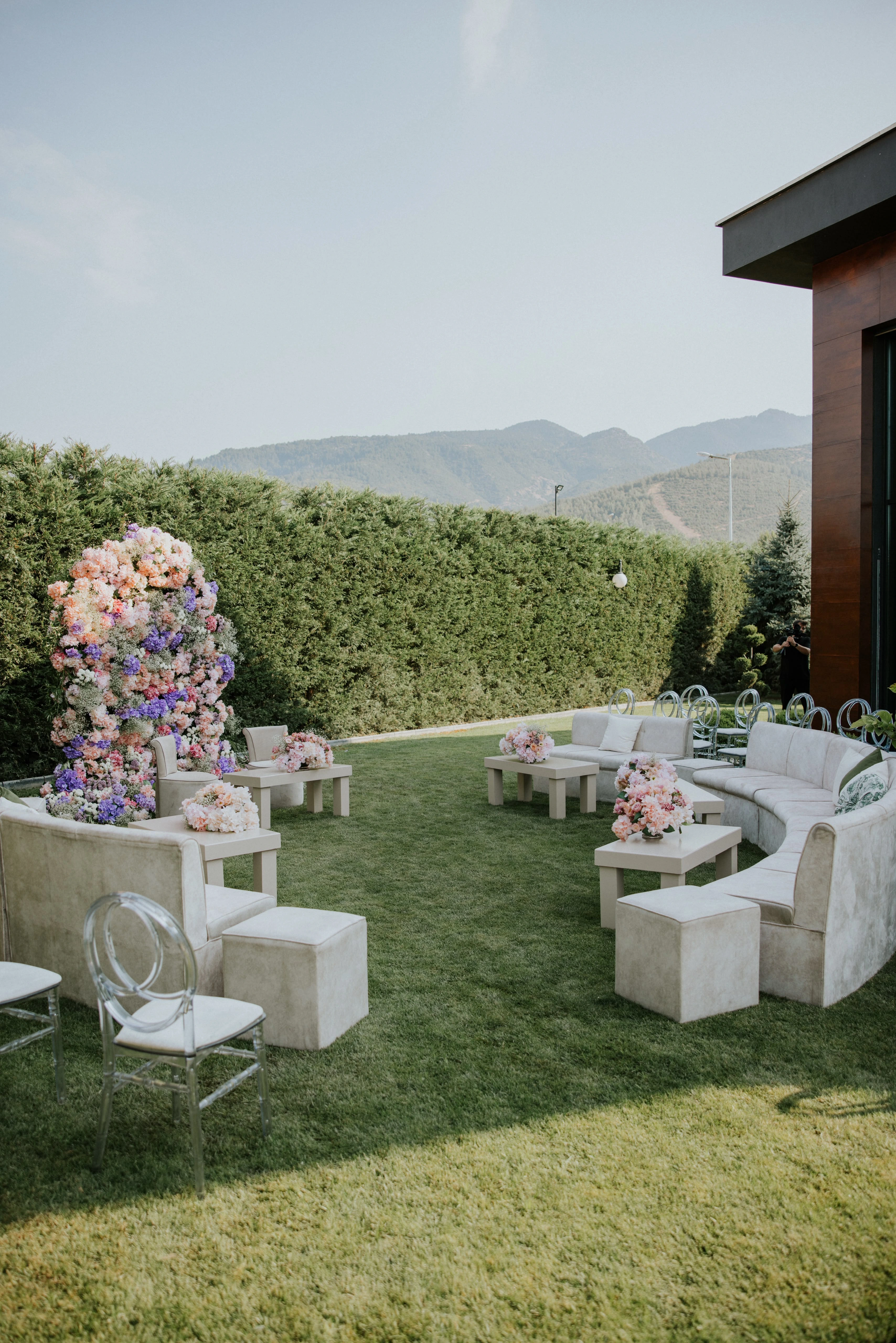 Pastel çiçekler ve açık hava lounge düzeni — 2-34