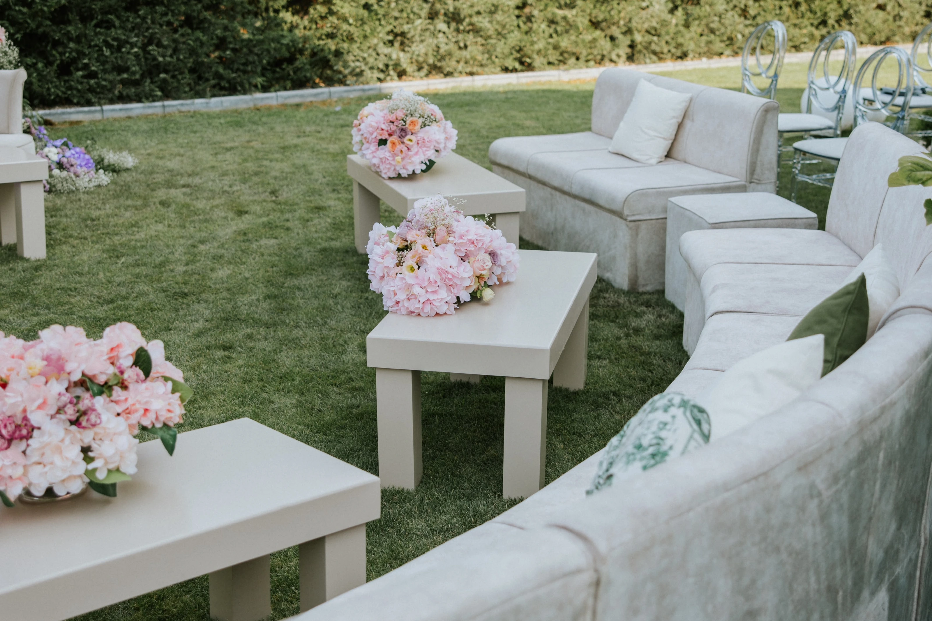 Pastel çiçekler ve açık hava lounge düzeni — 2-31