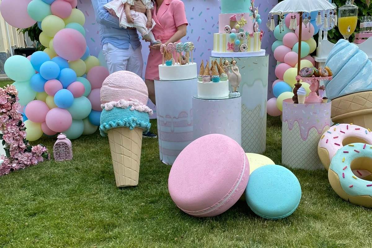 Pastel balonlar, makaronlar ve dondurma objeleriyle doğum günü dekoru