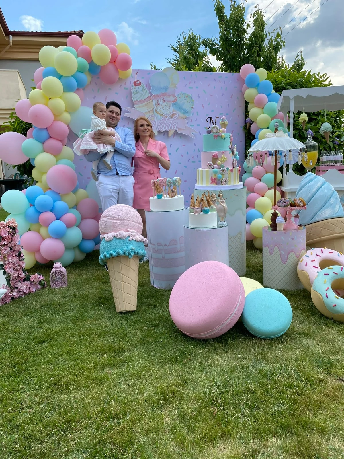 Bahçede pastel balonlar ve tatlılarla doğum günü kutlaması
