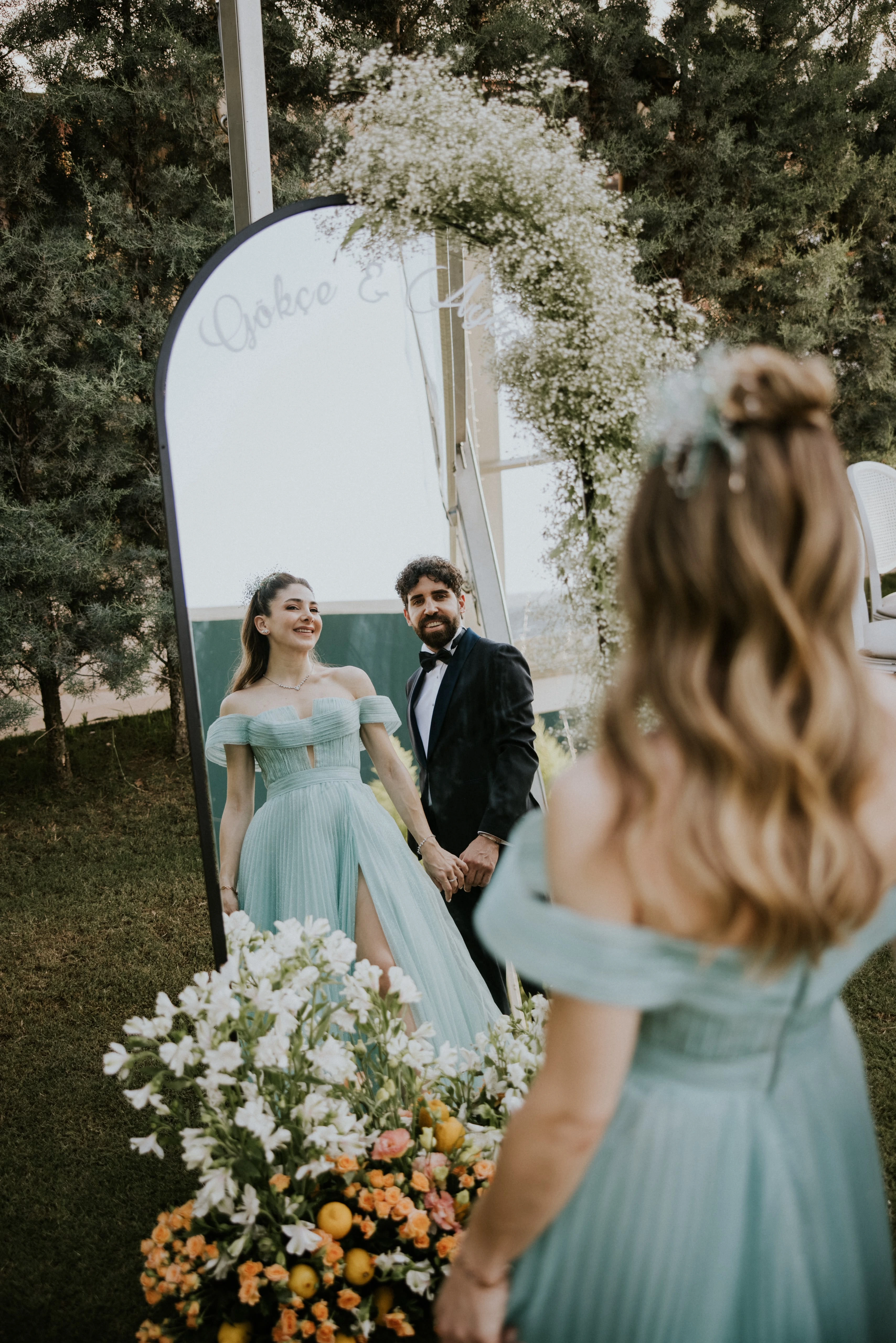 Şeffaf pavyonda mavi tekstiller ve renkli çiçekler — 2-42