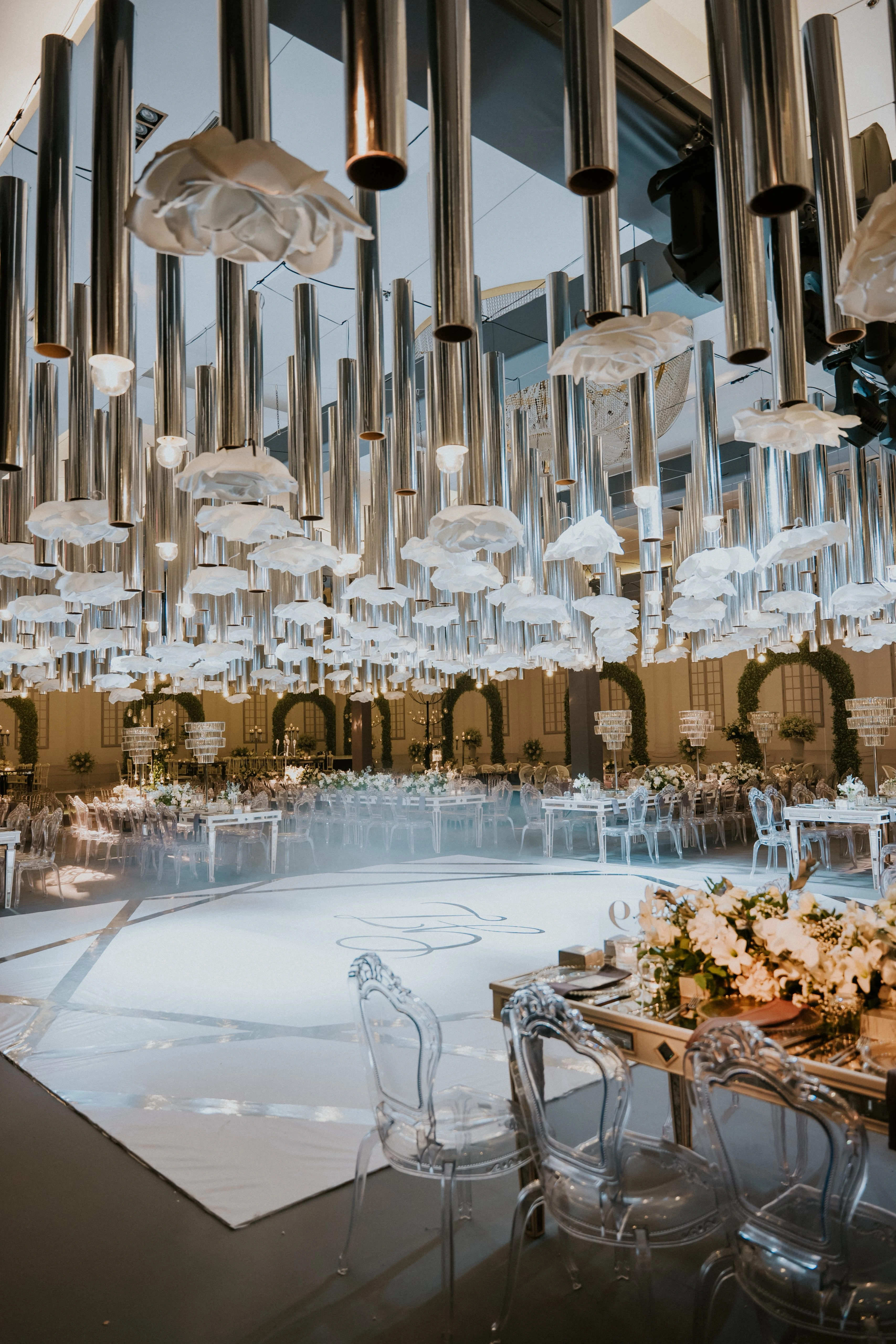 Kristal ve beyaz çiçek katmanlarıyla çevrelenen salon