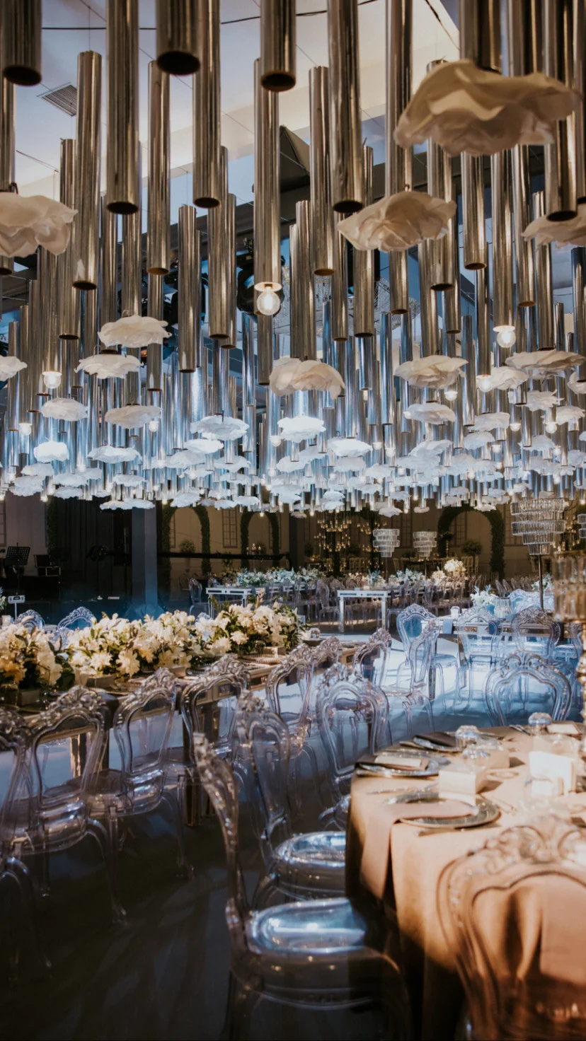 Pluie de Pétales: sarkan kristal ve ışık tavanı altında salon, kare 3