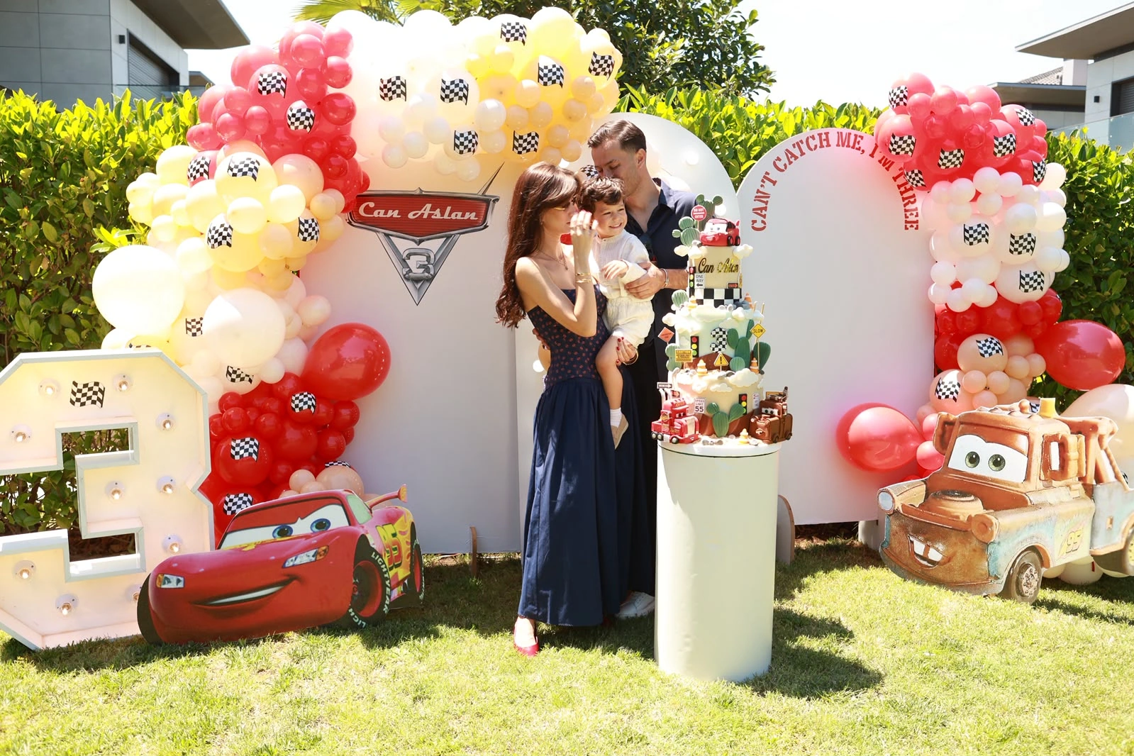 Kırmızı ve sarı balonlarla hazırlanan Cars doğum günü sahnesi