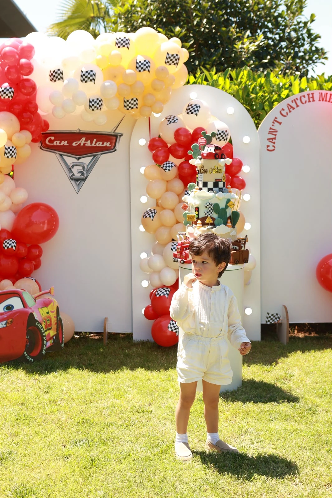 Kırmızı ve sarı balonlarla çevrili doğum günü sahnesi