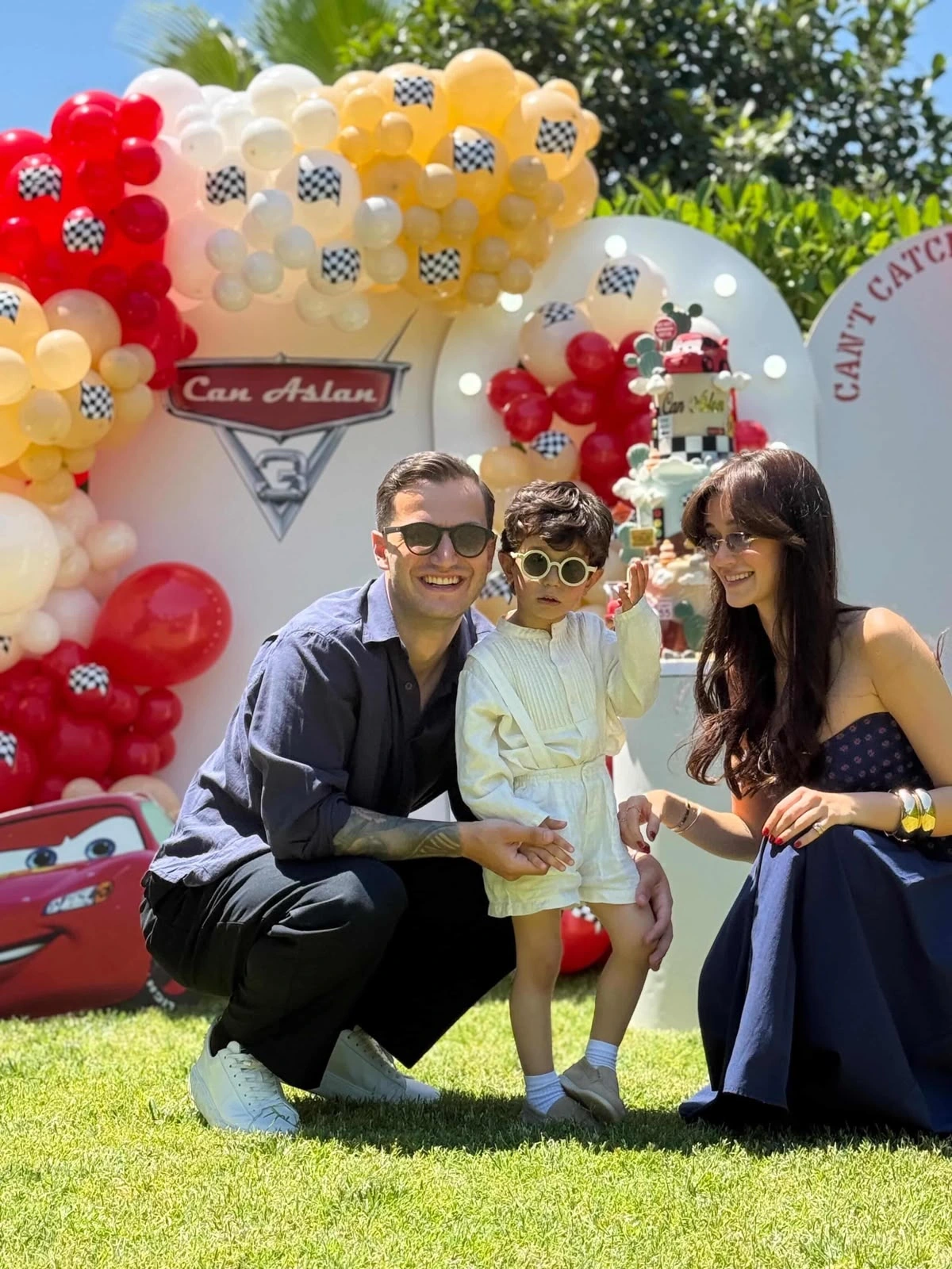 Cars sahnesi önünde aile doğum günü portresi
