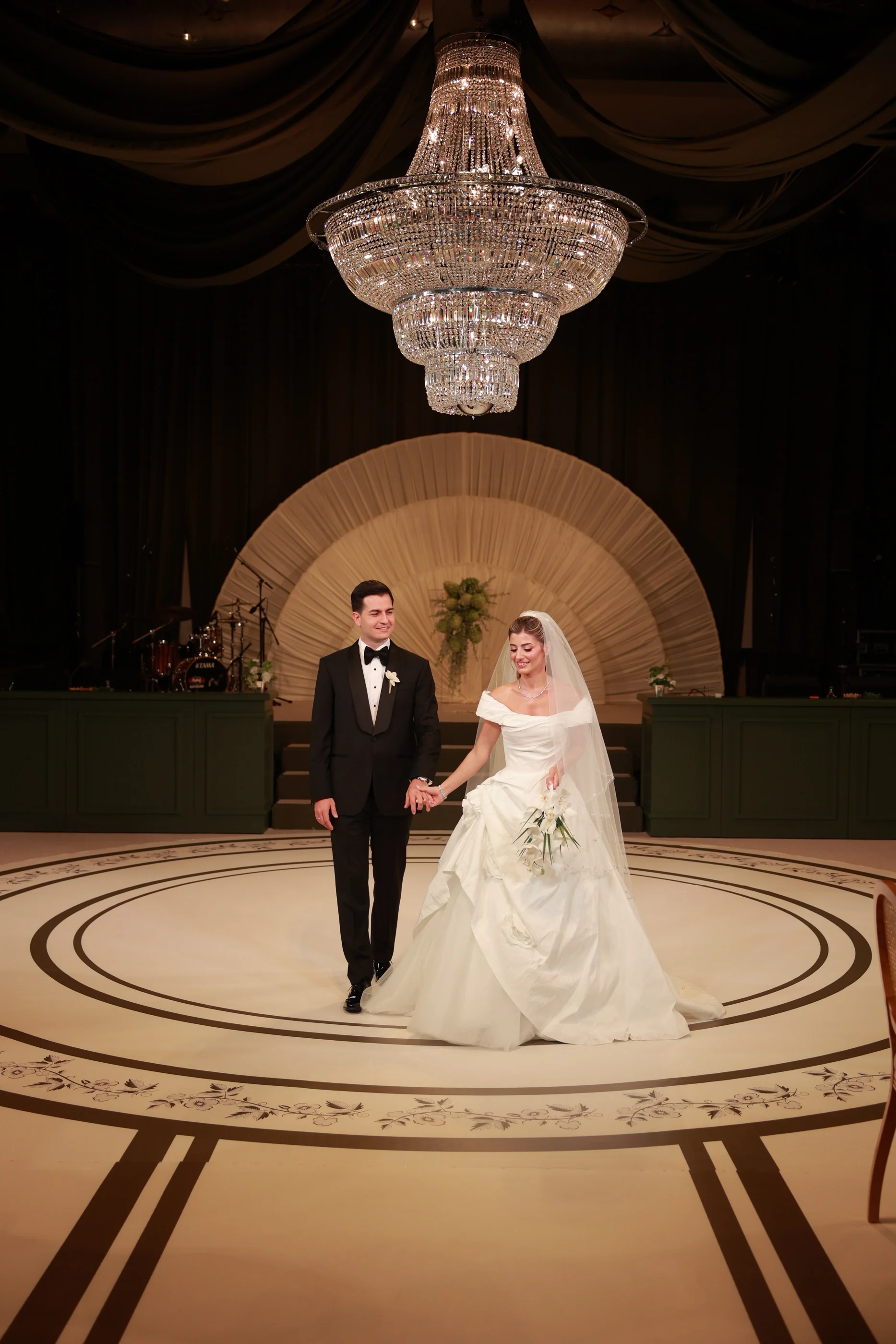Desenli dans pistinde gelin ve damat portresi