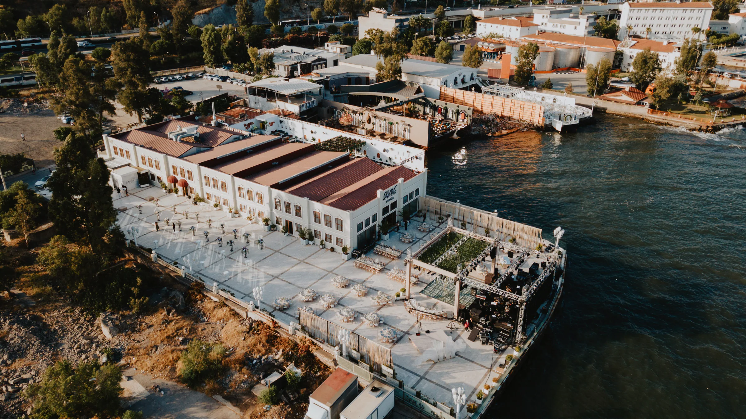 İzmir kıyısında hazırlanan açık hava düğün alanının havadan görünümü