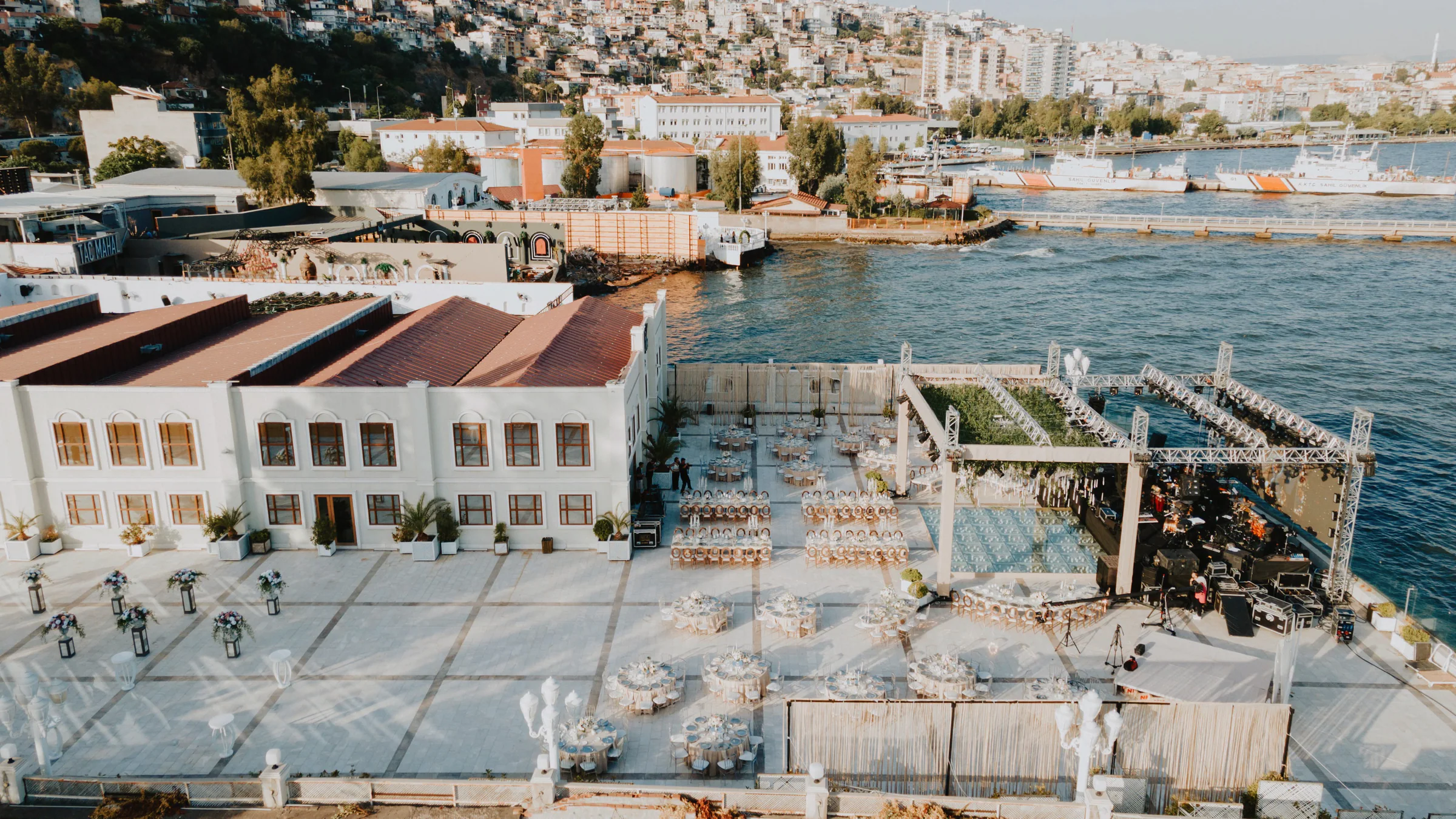 İzmir kıyısında kurulan düğün alanının havadan görünümü