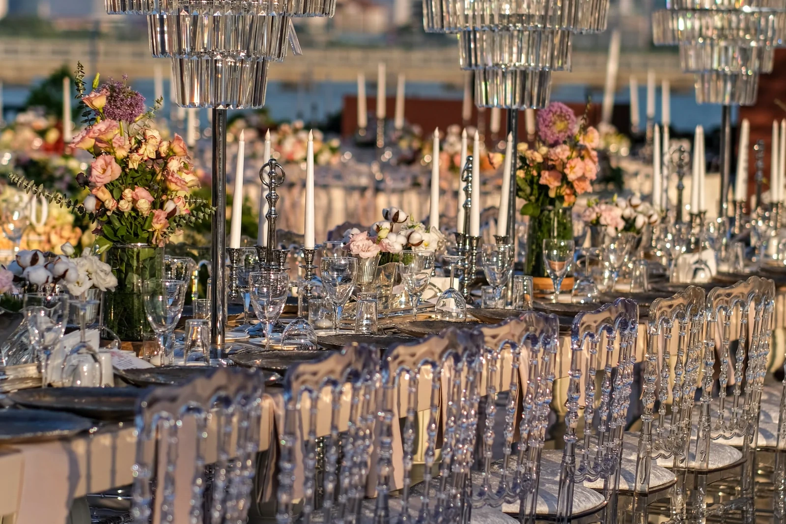 Pastel çiçekler ve kristal detaylarla uzanan açık hava sofrası