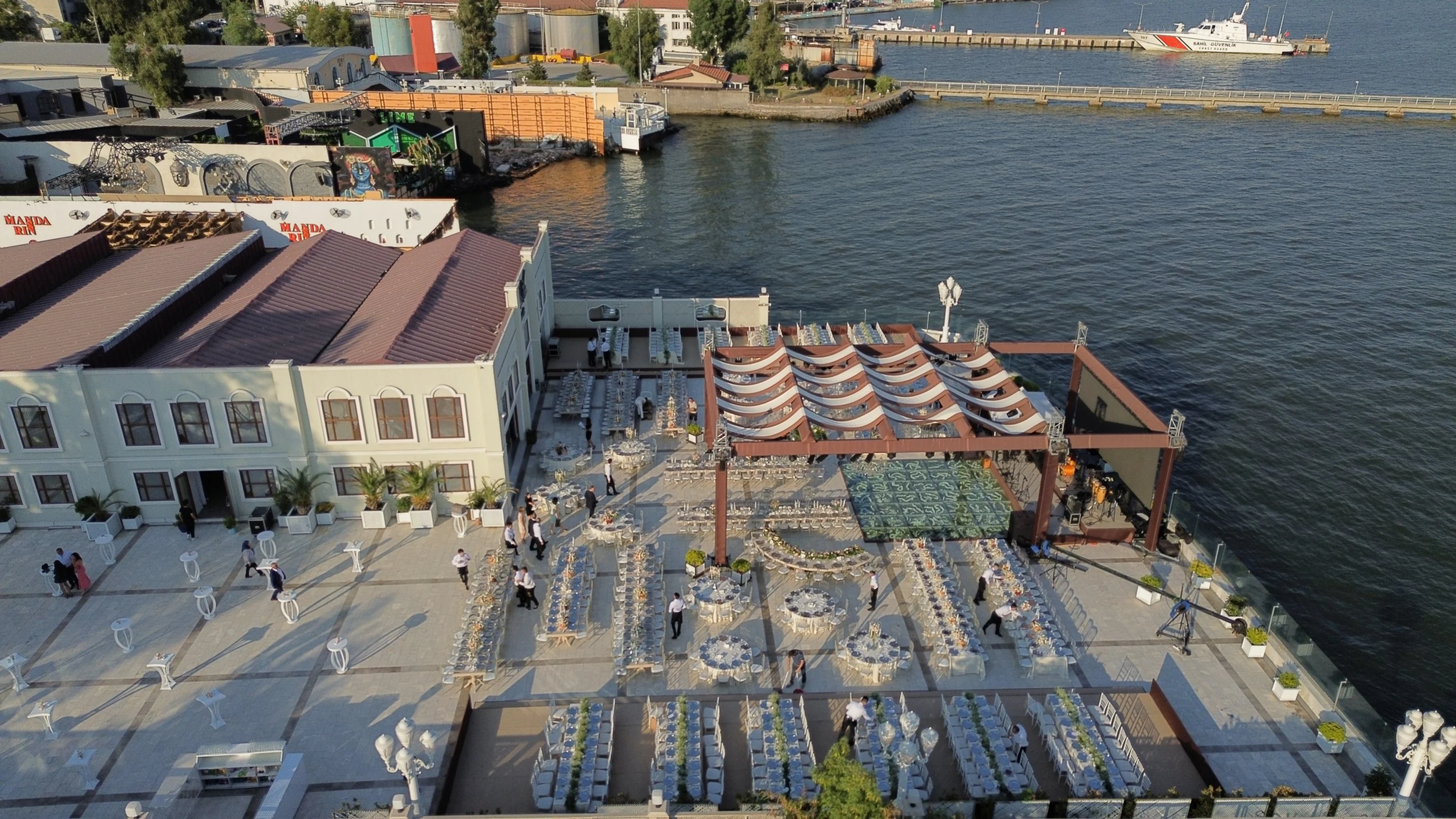 Roseraie du Rivage: deniz kenarında kristal şamdanlar ve masa düzeni, kare 1