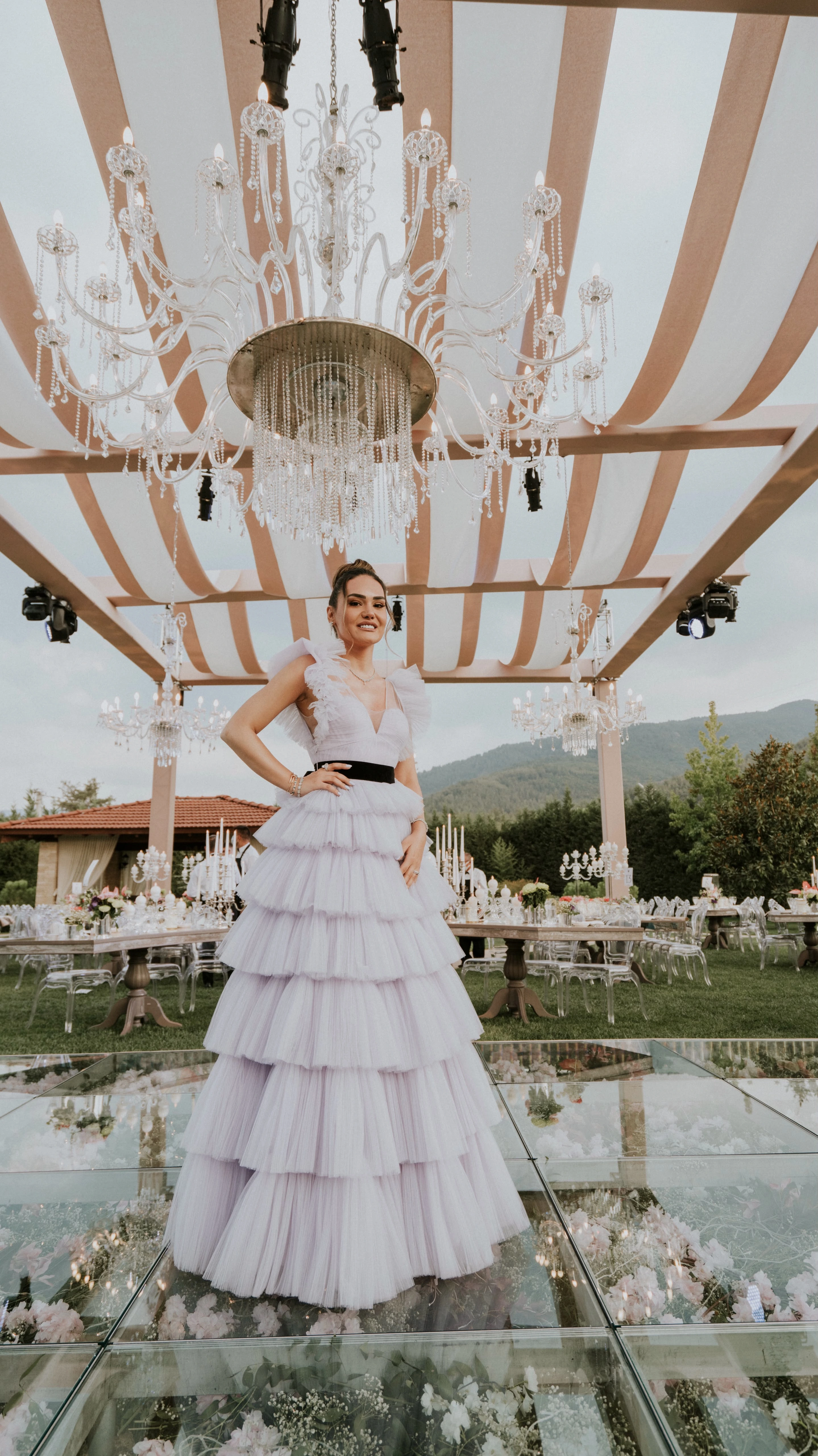 Çizgili gölgelik ve kristal avizeler altında çift — 3-32