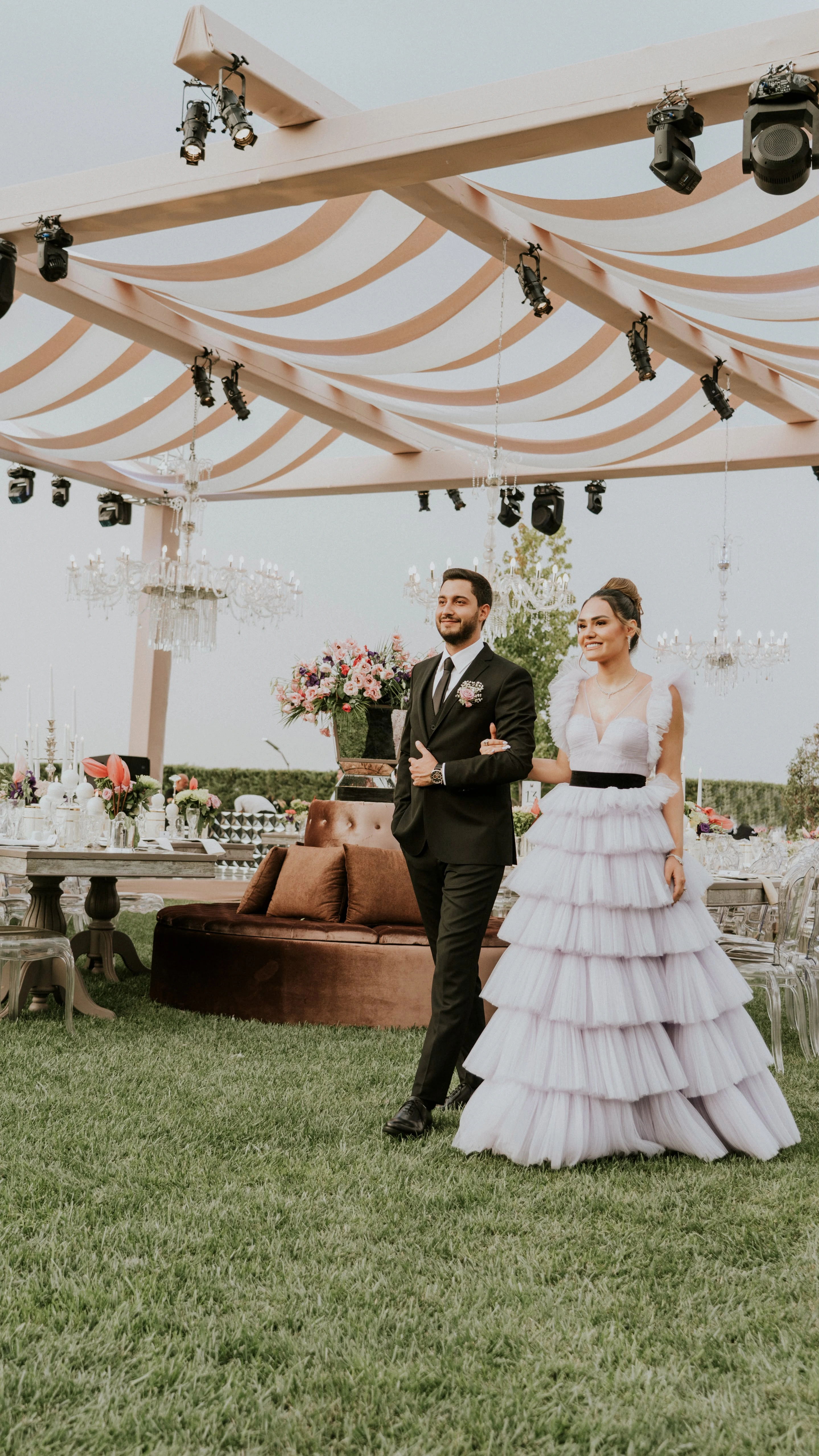 Çizgili gölgelik ve kristal avizeler altında çift — 3-33
